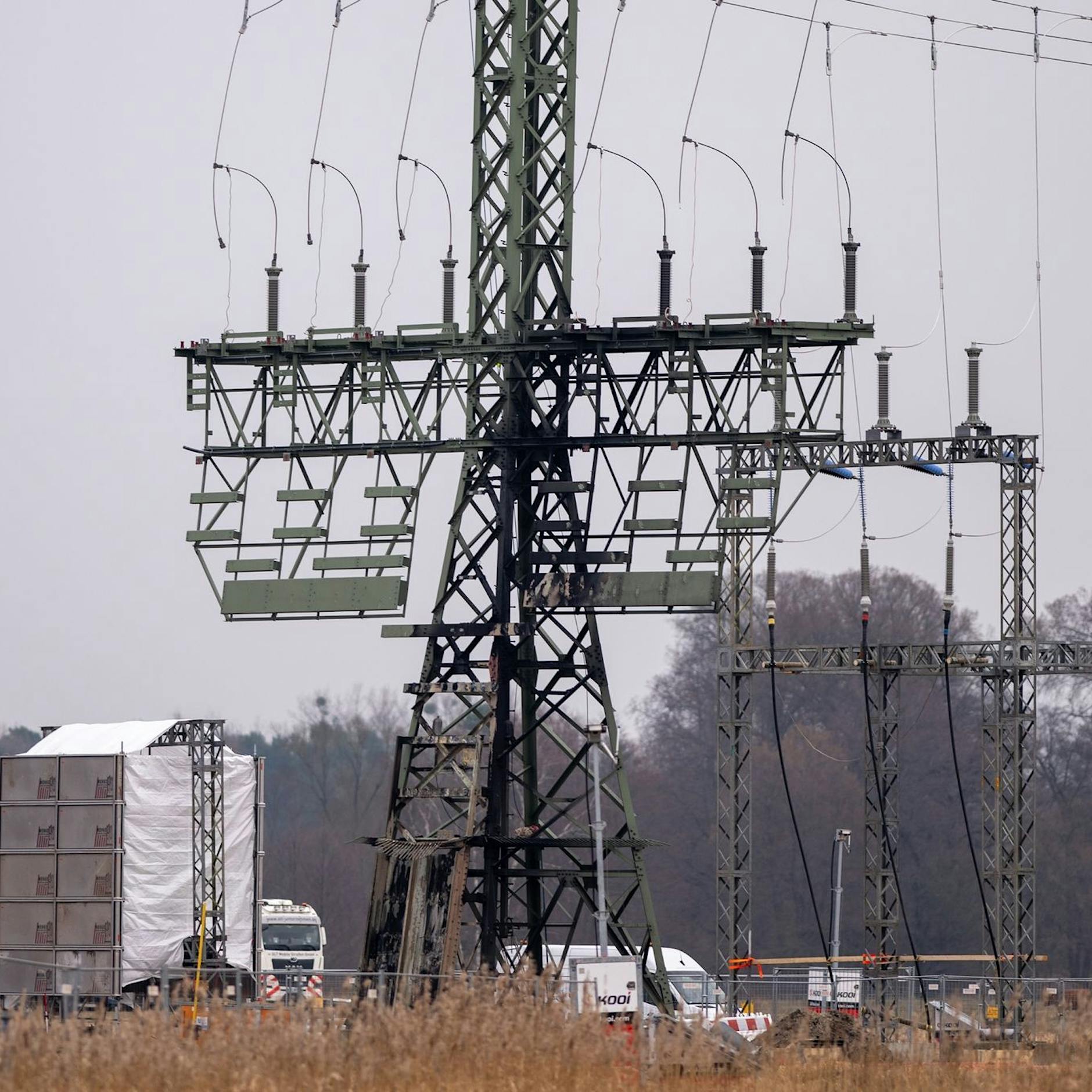 Nach Tesla-Anschlag – so viel kostet die Reparatur des Strommastes