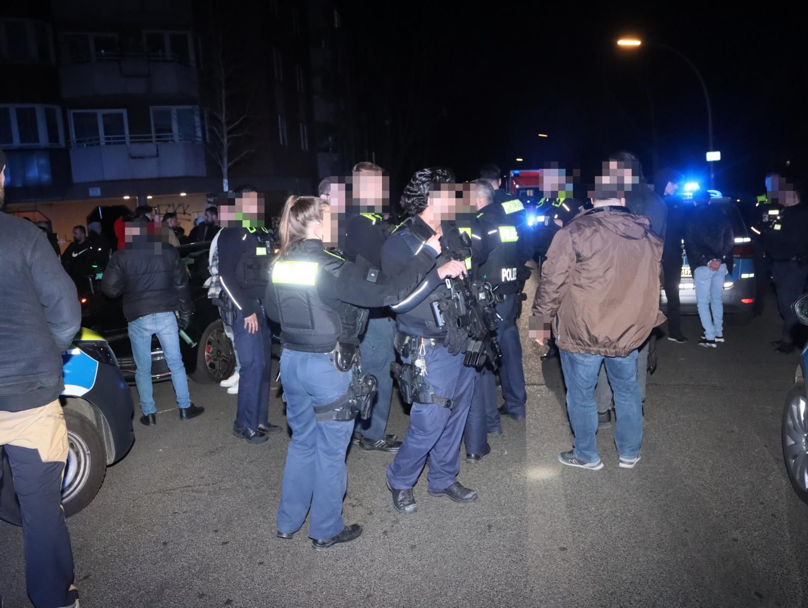 Massenschlägerei in Neukölln: Schwert-Kampf, viele Verletzte, Sorge um Polizisten