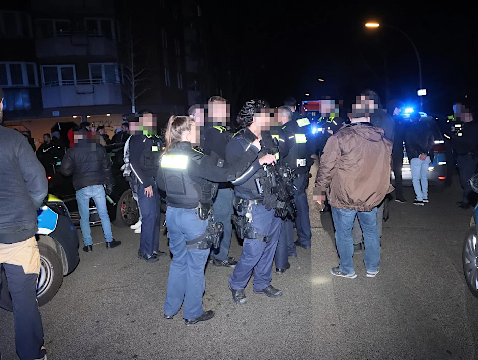 Viele Verletzte nach großer Massenschlägerei - bizarre Szenen mit Schwert!