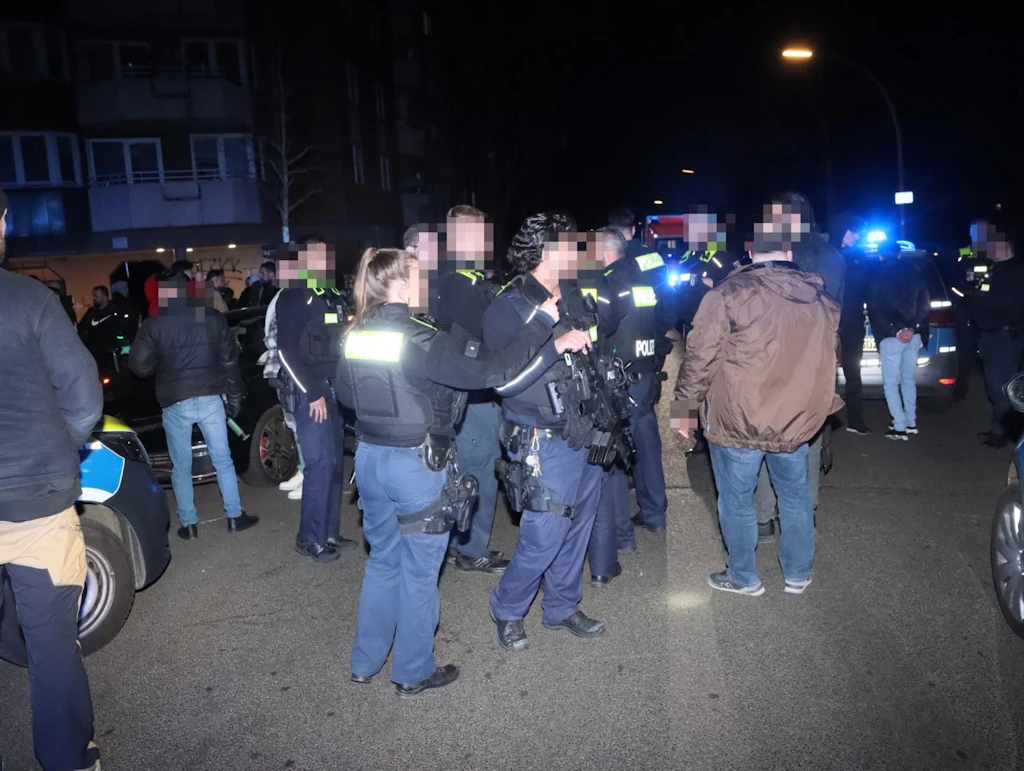 Massenschlägerei in Neukölln: Schwert-Kampf, viele Verletzte, Sorge um Polizisten