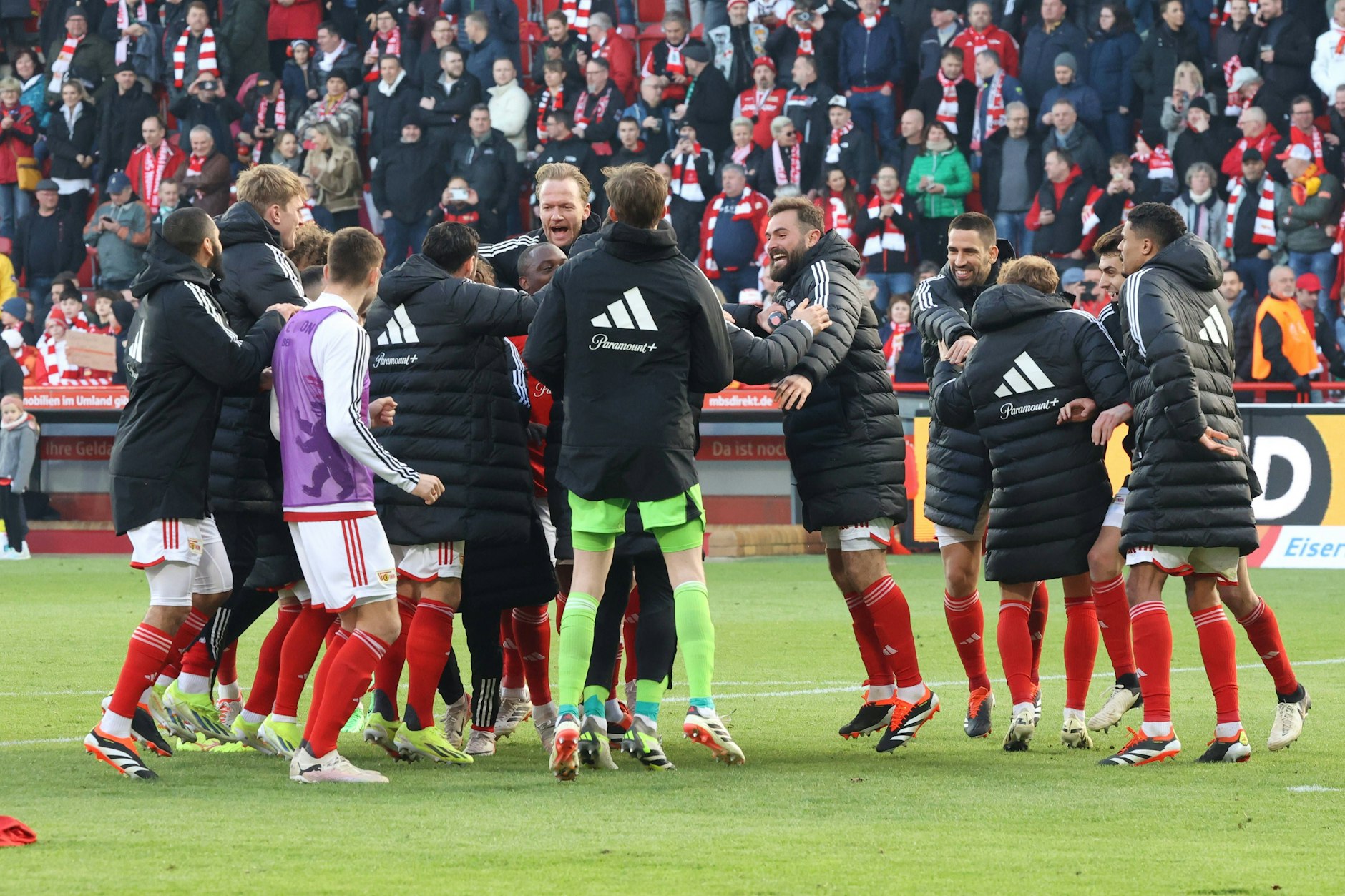 Dank einer enormen Leistungssteigerung in der zweiten Halbzeit durften die Spieler des 1. FC Union nach dem Spiel gegen Bremen ausgelassen feiern.