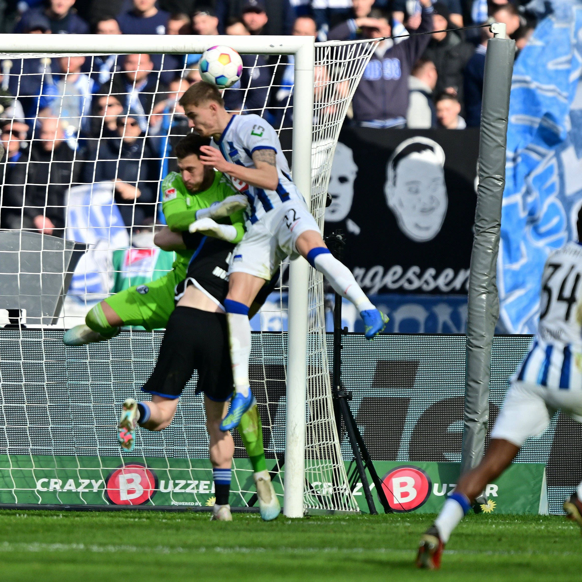 Marten Winkler springt am höchsten und nickte dem Seitenscheitel zum 4:2 ein.