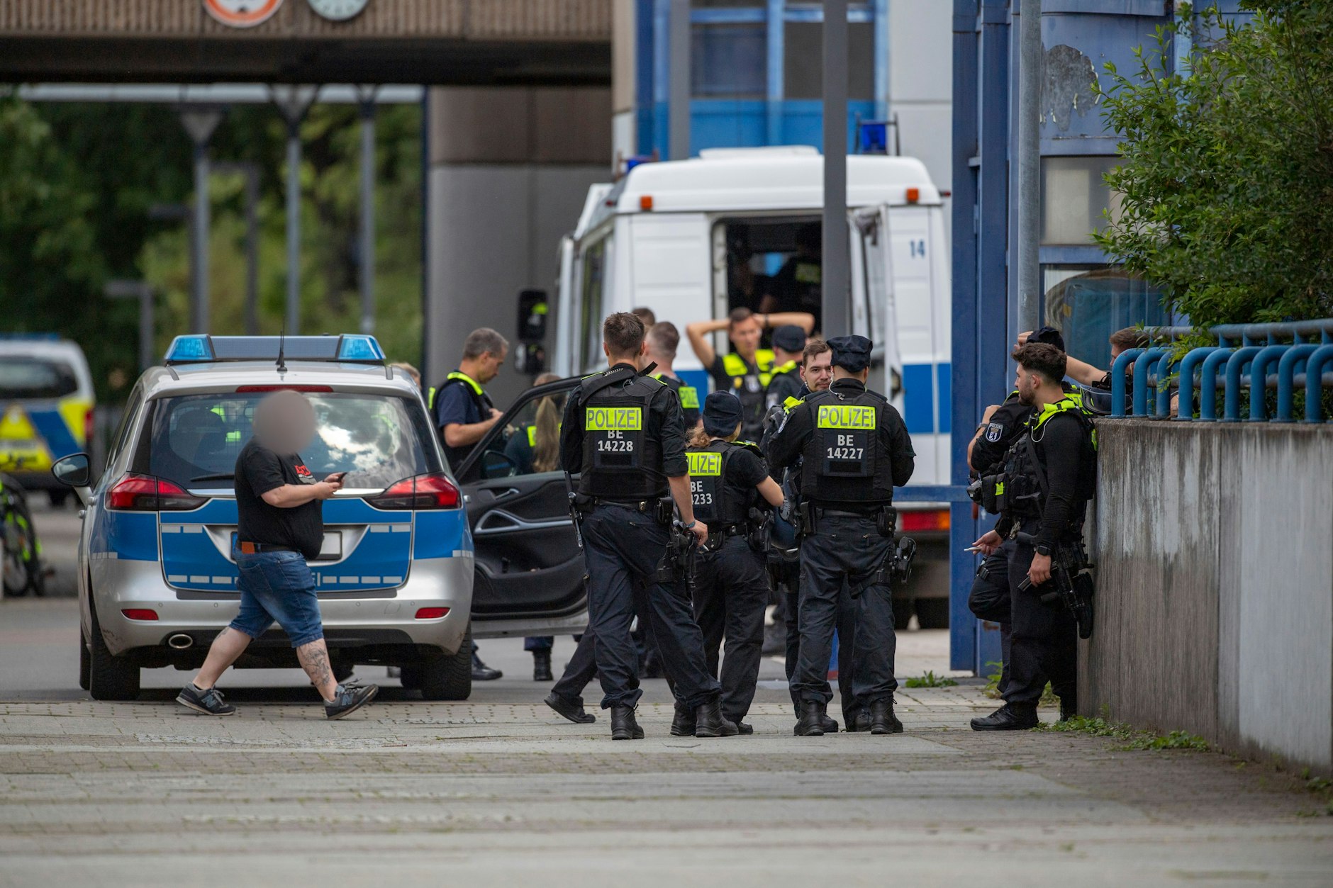 Polizei steht nach mehreren Notrufen vor einer Schule in Berlin-Kreuzberg. Die Gewalttaten an Berliner Schulen nehmen dramatisch zu.