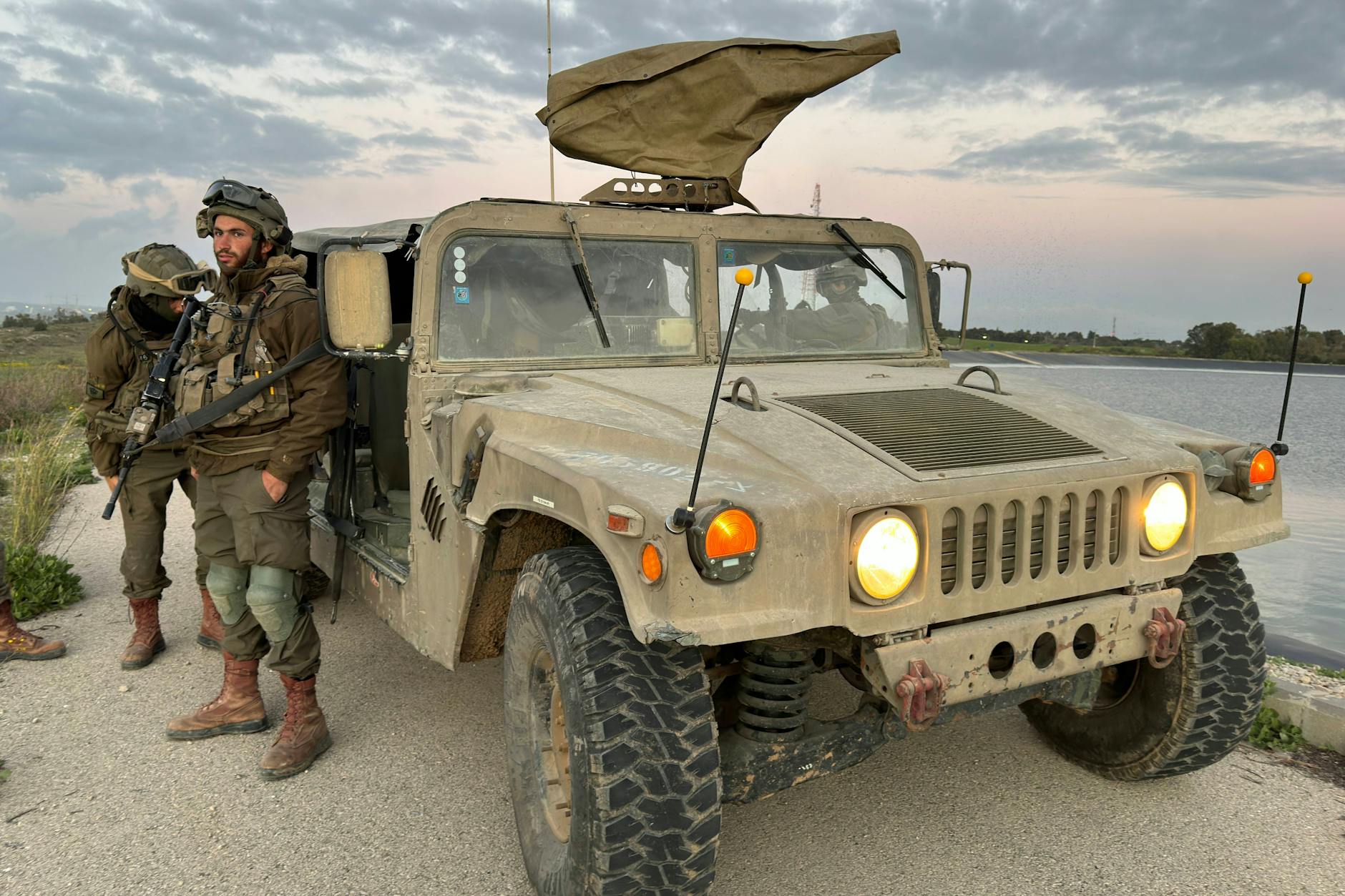 Israelische Soldaten stehen an einem Patrouillenpunkt in der Nähe des nördlichen Gazastreifens.