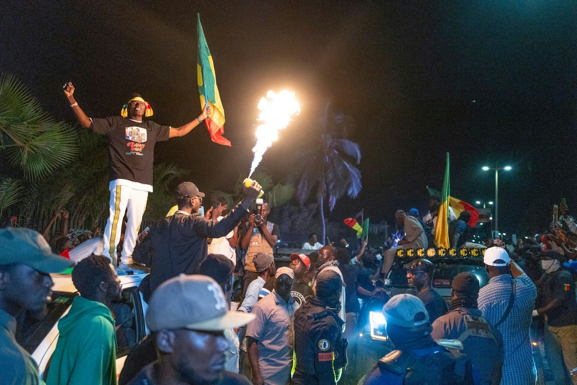 Anhänger des senegalesischen Präsidentschaftskandidaten Faye versammeln sich in Dakar. Am 24. März wird in dem afrikanischen Land gewählt.  