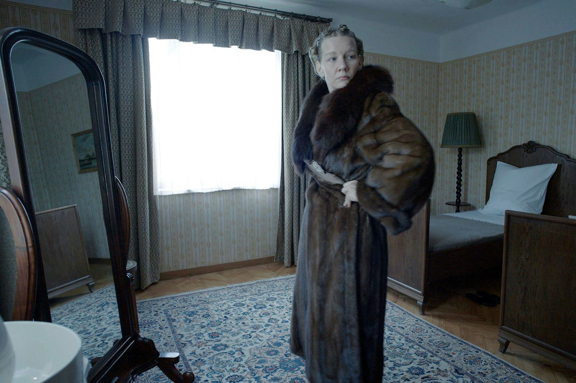 Szene aus Jonathan Glazers „The Zone Of Interest“ mit Sandra Hüller als Hedwig Höß. 