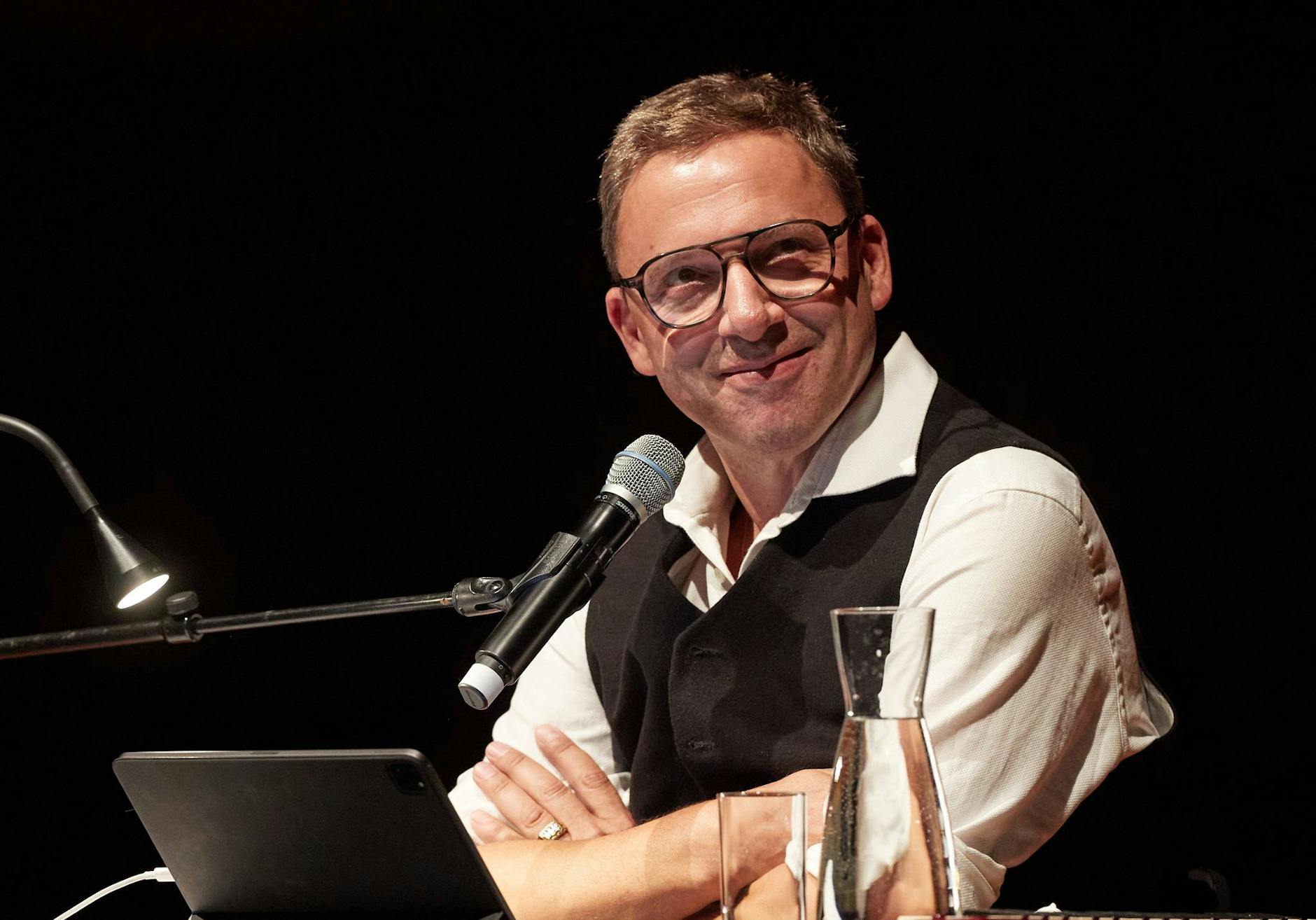 ARCHIV - Rocko Schamonis Alter Ego trifft in dem Vierteiler Klaas Heufer-Umlauf, Joy Denalane, Linda Zervakis und Charly Hübner.