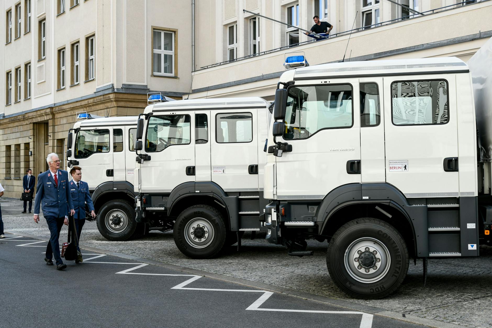 2021 wurden an die Berliner Feuerwehr drei neue Katastrophenschutz-Fahrzeuge übergeben.