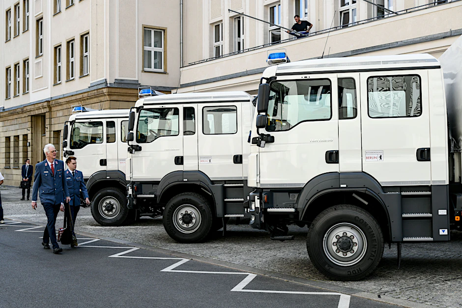 2021 wurden an die Berliner Feuerwehr drei neue Katastrophenschutz-Fahrzeuge übergeben.