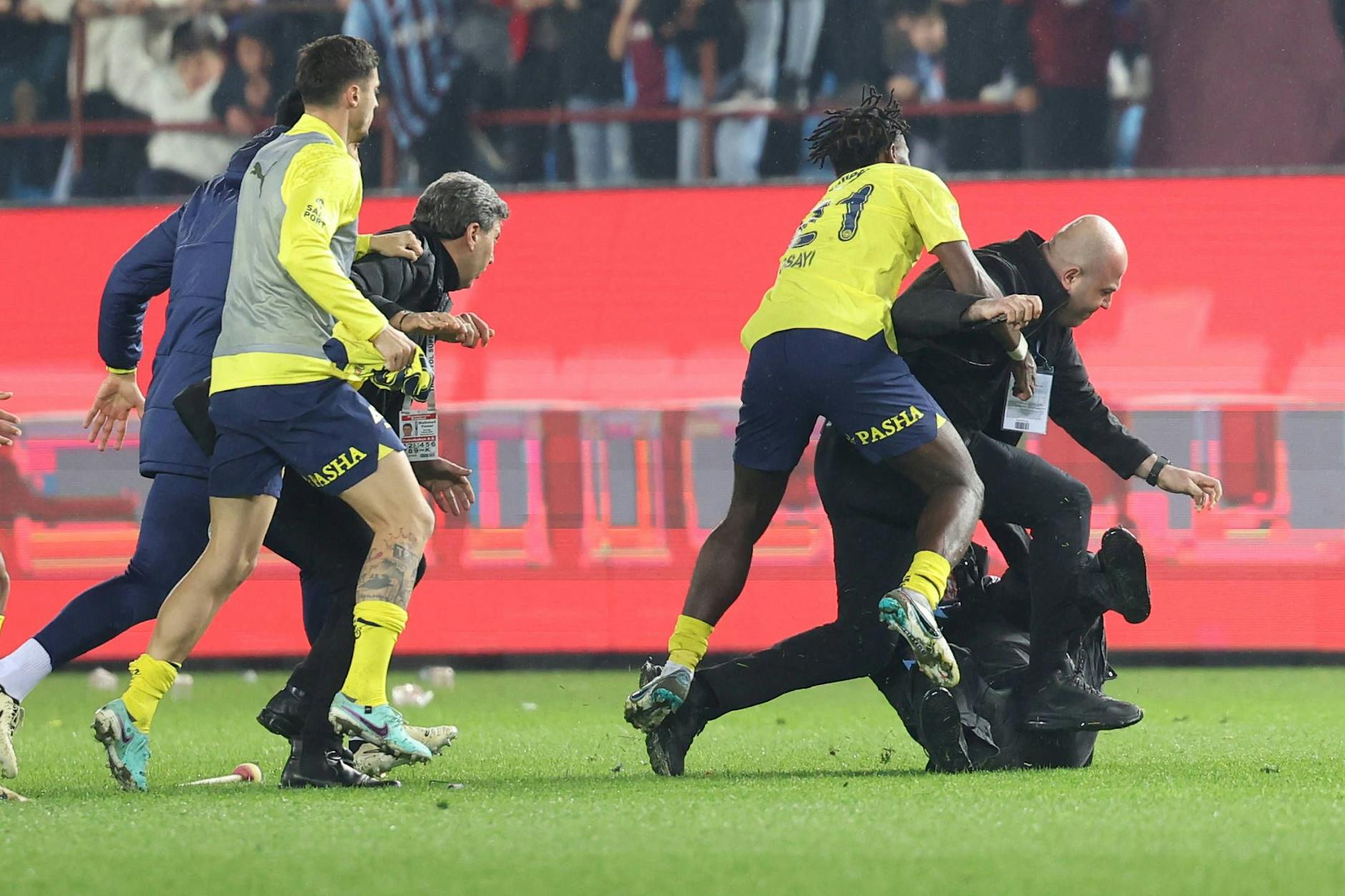 Spieler und Offizielle wehrten sich, lieferten sich mit einigen Fans eine wilde Schlägerei auf dem Rasen. 