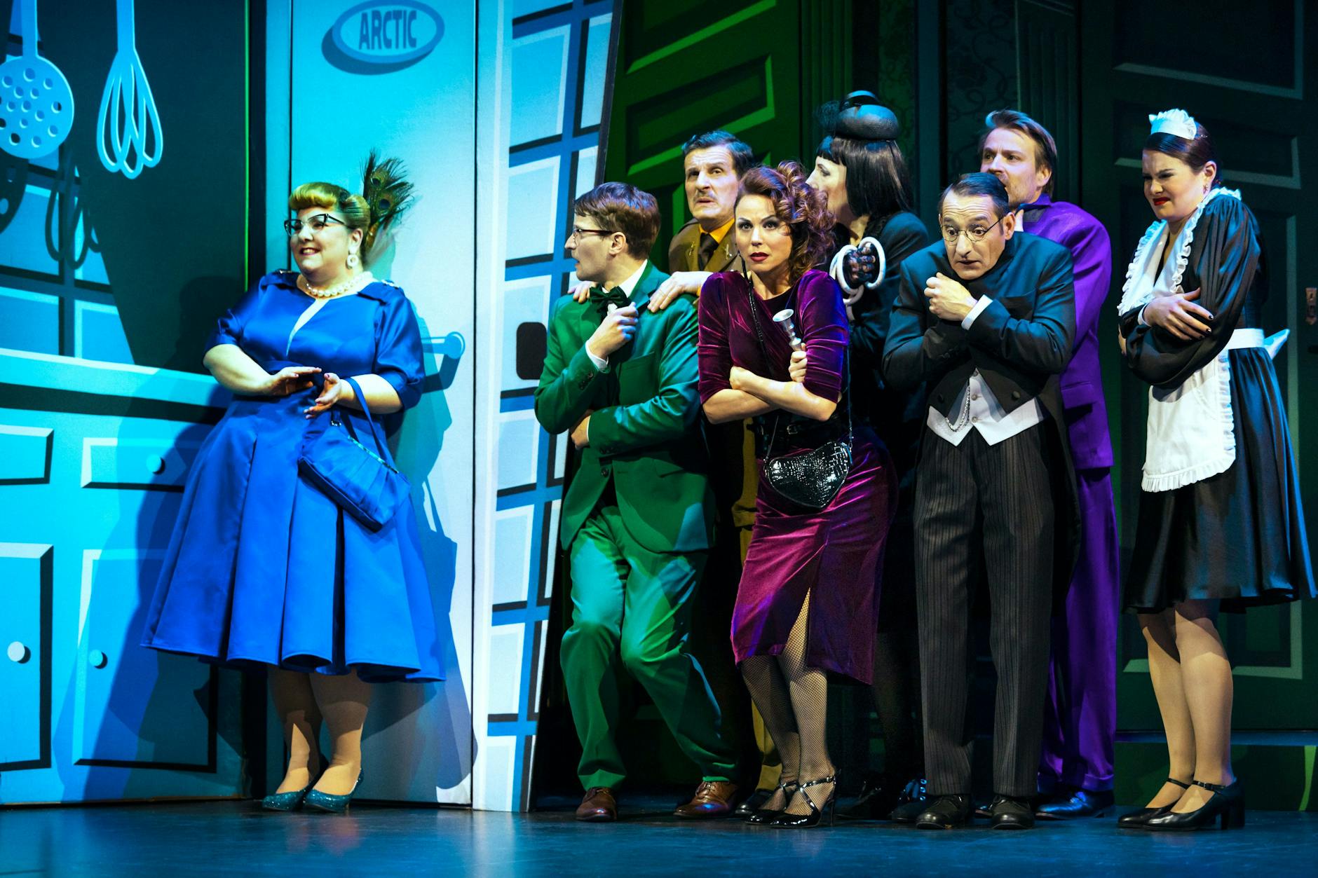 Das Mörderspiel-Ensemble in der Kudamm-Komödie am Potsdamer Platz: Mackie Heilmann, Matthias Britschgi, Sophie Berner, Boris Aljinović, dahinter Jörg Seyer, Katharina Blaschke, Max von Pufendorf, Johanna Asch (v. l.)