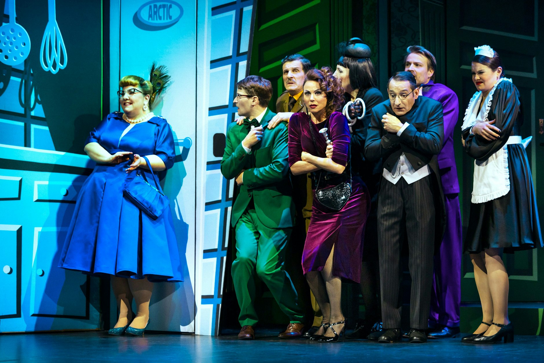 Das Mörderspiel-Ensemble in der Kudamm-Komödie am Potsdamer Platz: Mackie Heilmann, Matthias Britschgi, Sophie Berner, Boris Aljinović, dahinter Jörg Seyer, Katharina Blaschke, Max von Pufendorf, Johanna Asch (v. l.)