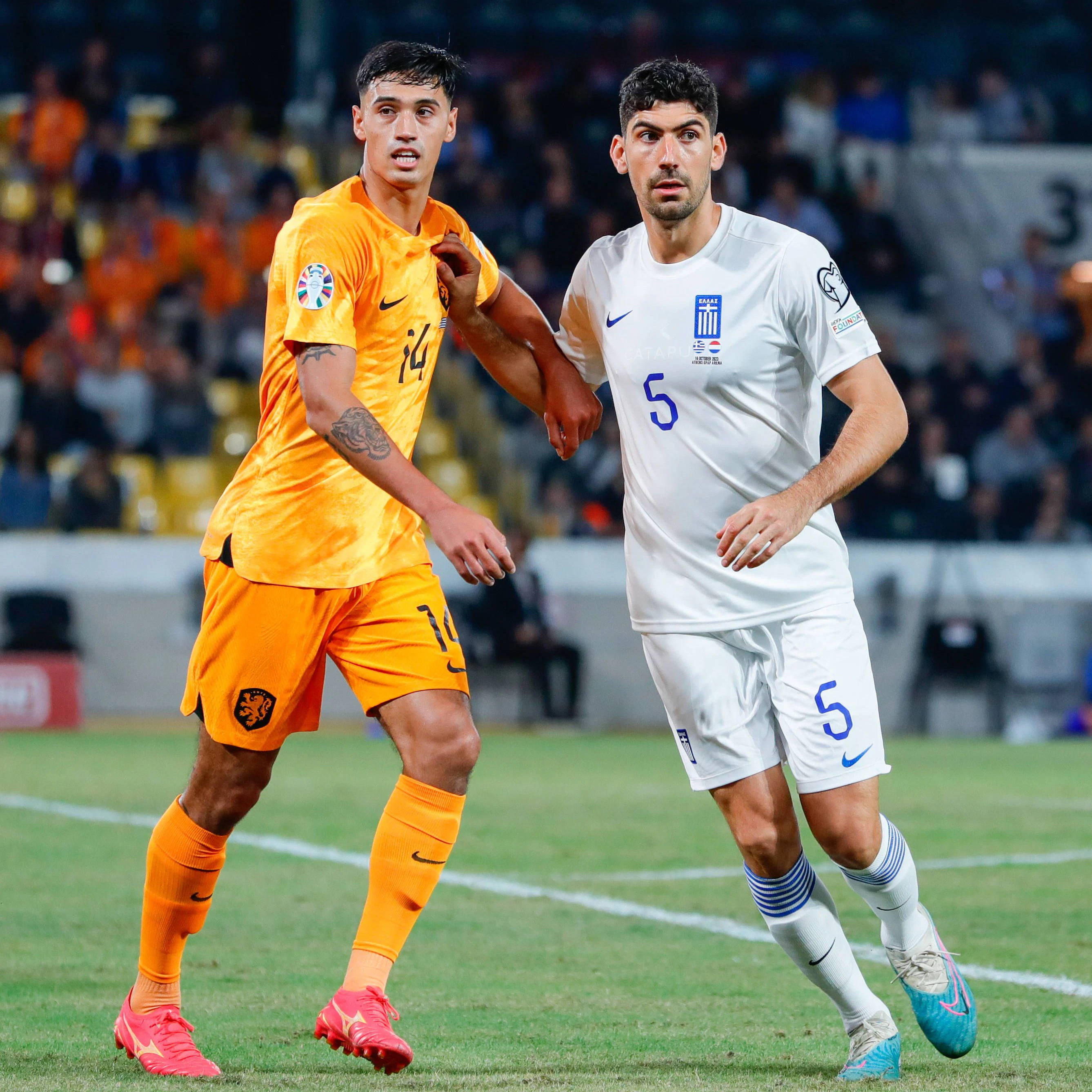 Herthas Grieche Andreas Bouchalakis im Duell mit Hollands Tijjani Reijnders.