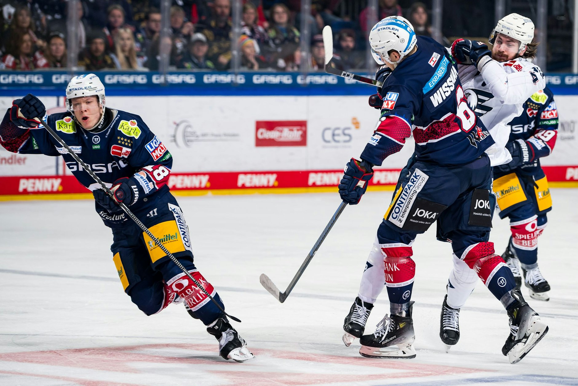 Kai Wissmann (2.v.r.) und Eisbären Berlin zeigten gegen die Adler Mannheim nicht immer die notwendige Intensität für die Play-offs.
