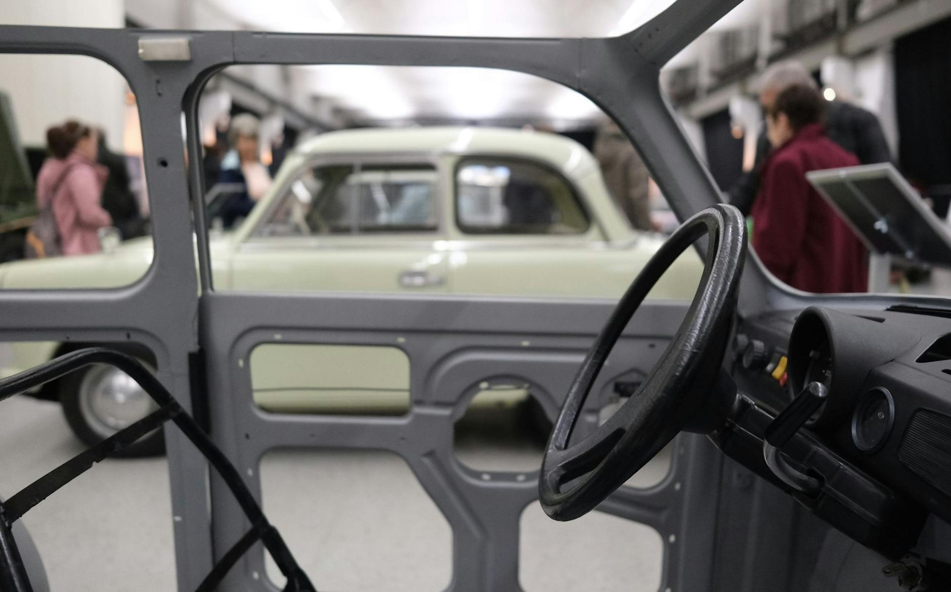 dpatopbilder - Ein Trabant des Typs 601 steht in einer Ausstellungshalle der Messe «Trabis & Friends» in Chemnitz. Das DDR-Kultauto feiert einen runden Geburtstag: Vor 60 Jahren ging das Modell in Serie.