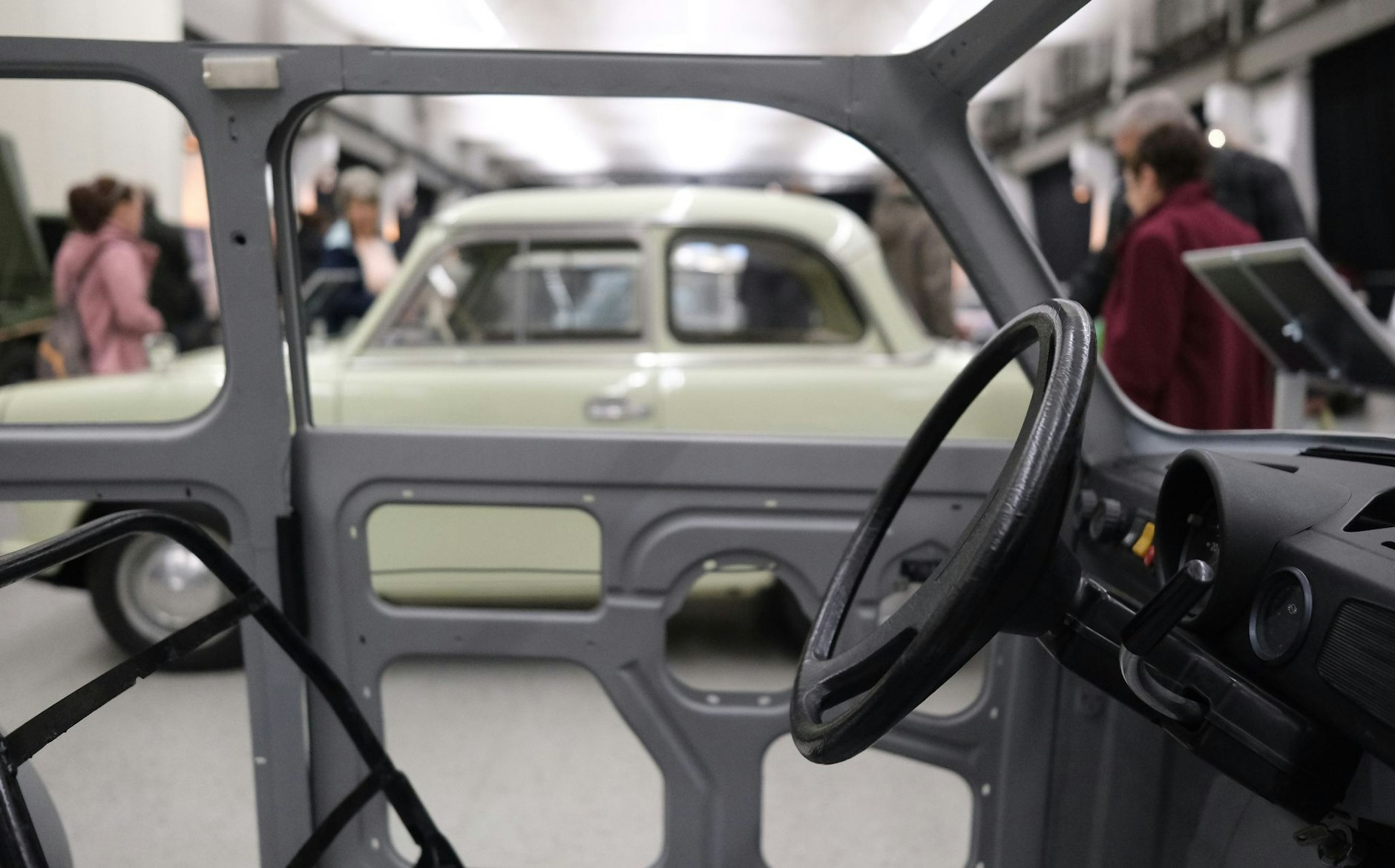 dpatopbilder - Ein Trabant des Typs 601 steht in einer Ausstellungshalle der Messe «Trabis & Friends» in Chemnitz. Das DDR-Kultauto feiert einen runden Geburtstag: Vor 60 Jahren ging das Modell in Serie.  