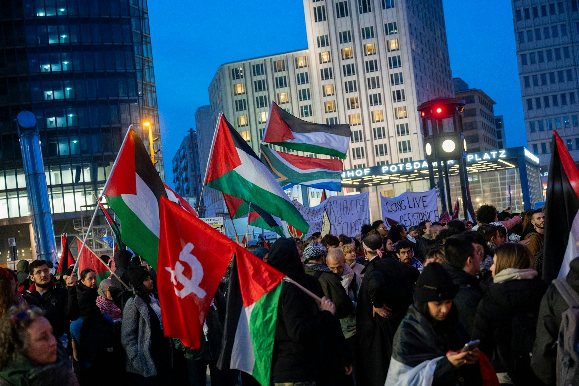 Teilnehmer einer israelfeindlichen Demonstration unter dem Namen „Global South Resists“ stehen auf dem Potsdamer Platz in Berlin (Archiv).