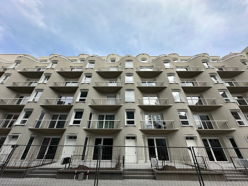 Quiet Luxury in der Johannisstraße: Das Haus Vert ist eine ziemlich bescheiden aussehende Wohnburg von Herzog & de Meuron, die zum Ensemble am Tacheles gehört.