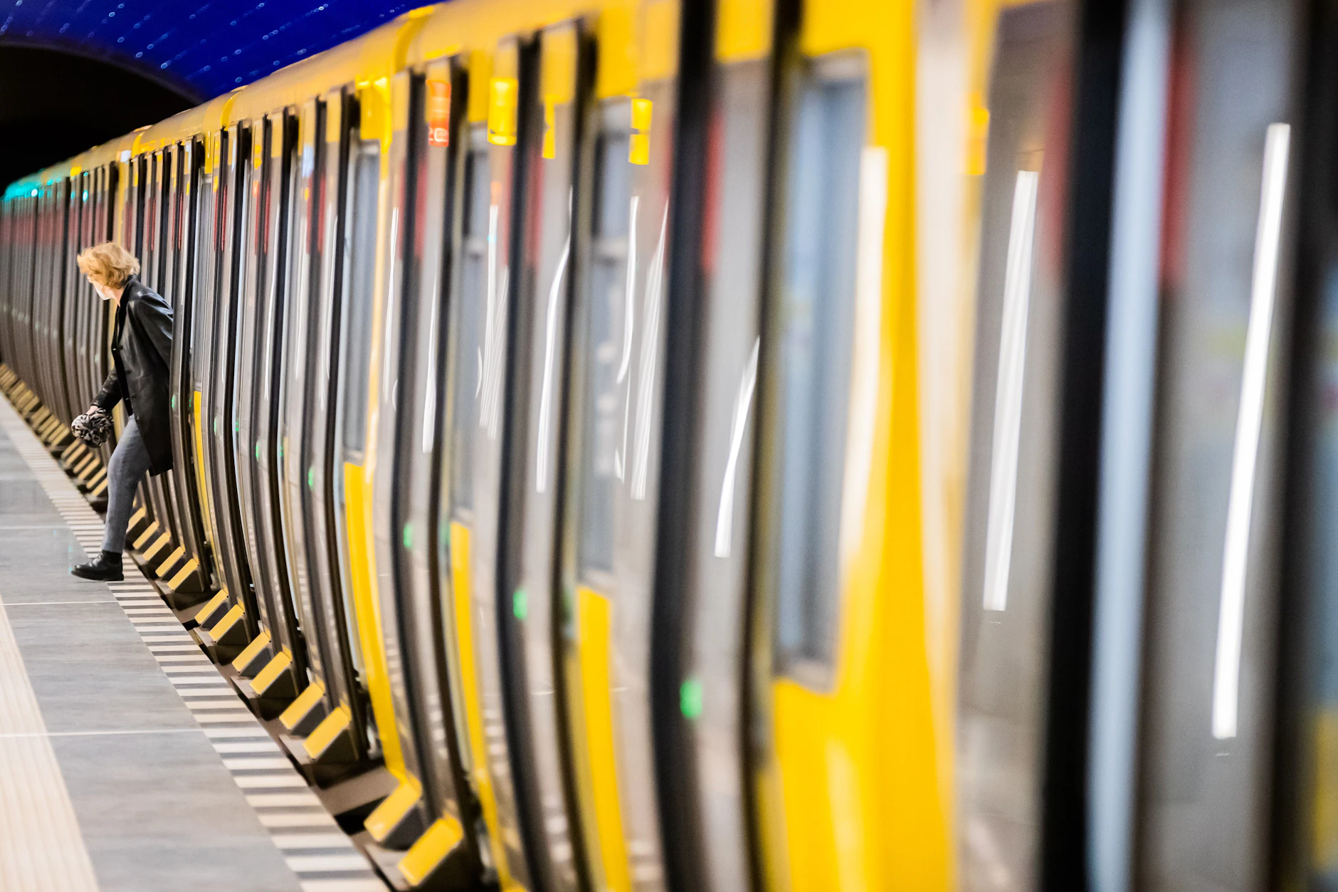 Unterwegs in Berlin: Ein U-Bahn-Zug der BVG hält in einem Bahnhof. Berlins wichtigstes Verkehrsmittel kann ebenfalls mit dem geplanten neuen 29-Euro-Ticket genutzt werden.