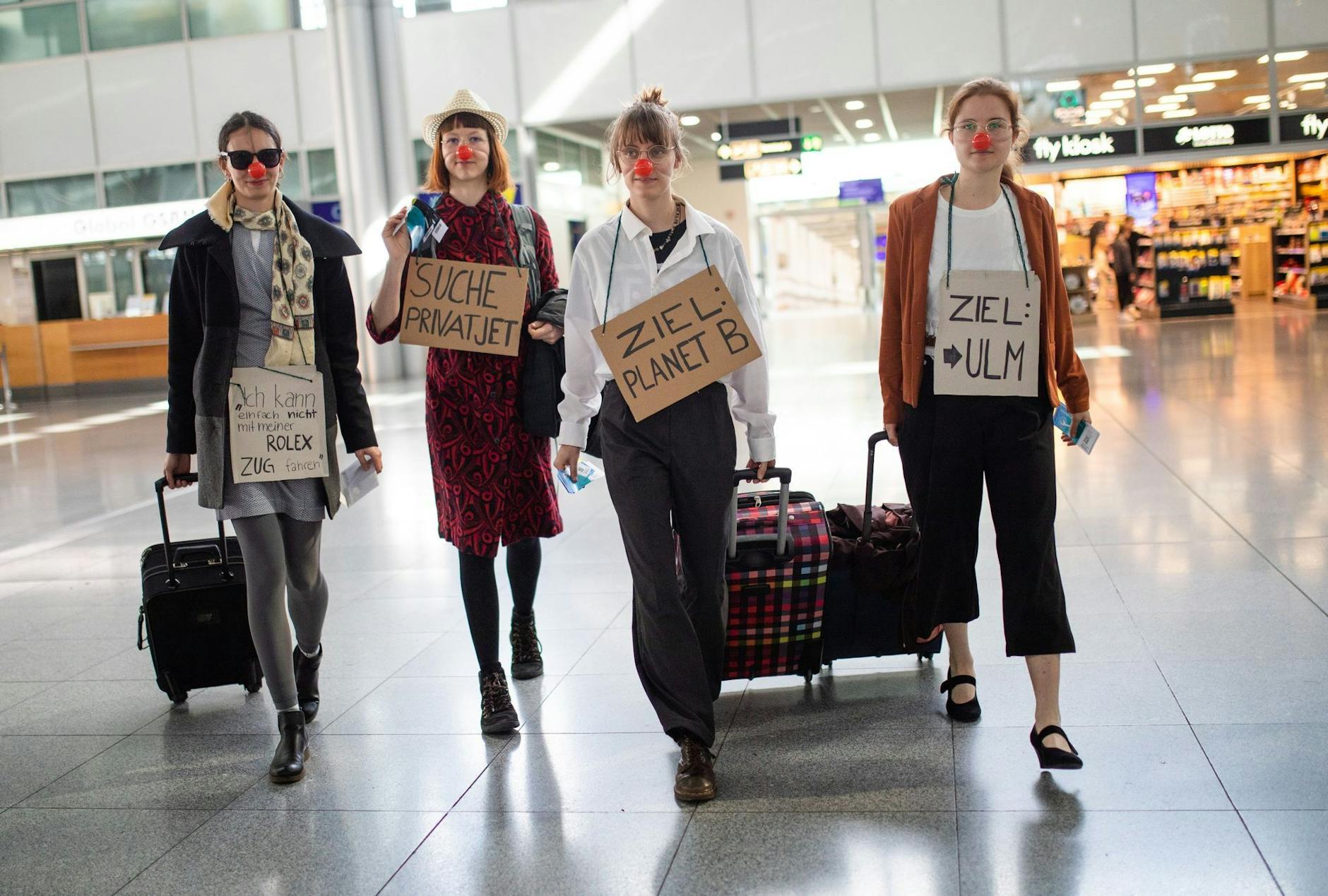 Wo sonst Flugzeuge abheben, wird heute Unmut Luft gemacht: Am Stuttgarter Flughafen protestieren Teilnehmerinnen einer Demonstration der «Letzten Generation» gegen die Klimapolitik der Ampelregierung.
