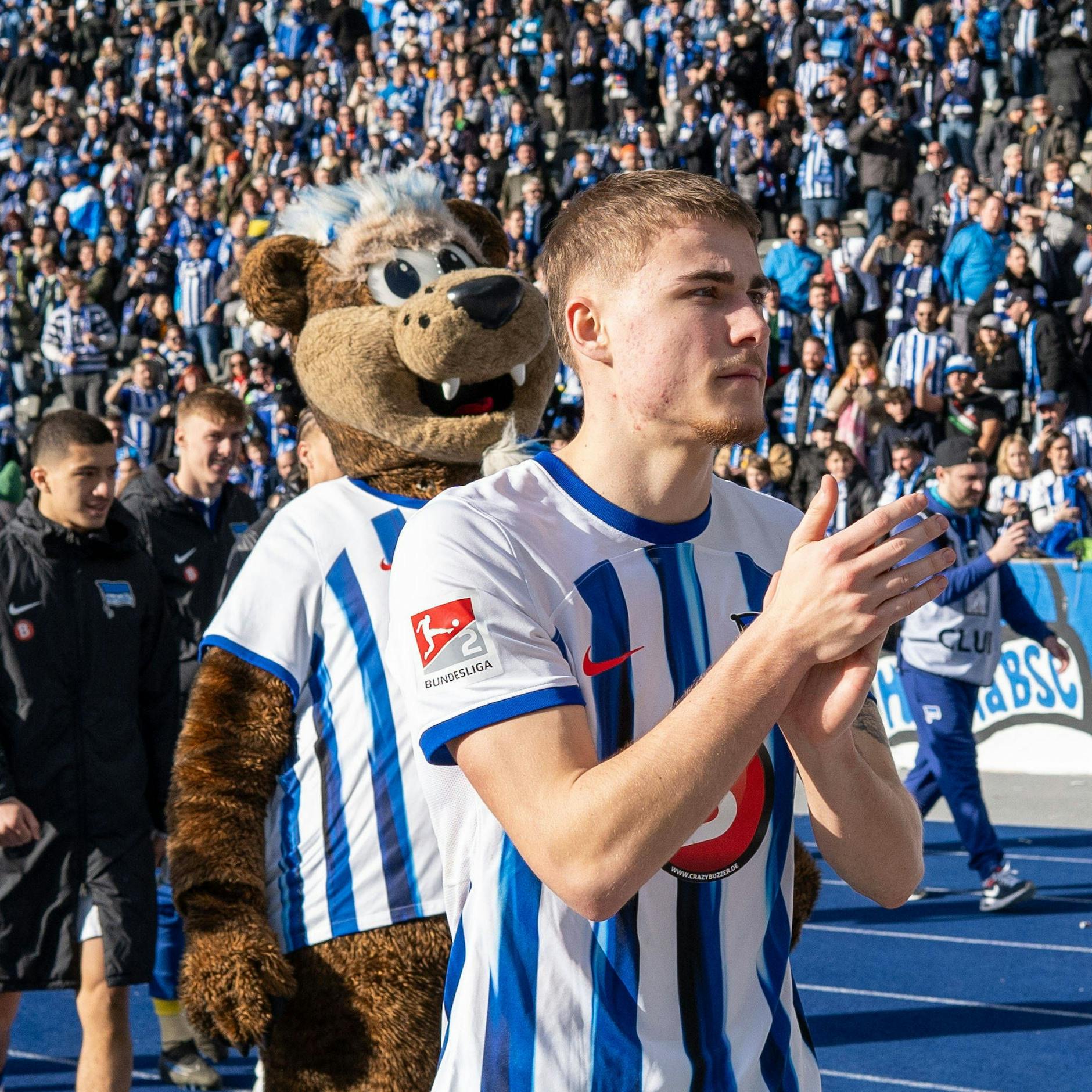 Marten Winkler feiert mit den Fans in der Ostkurve Herthas 5:2-Sieg gegen Schalke o4.