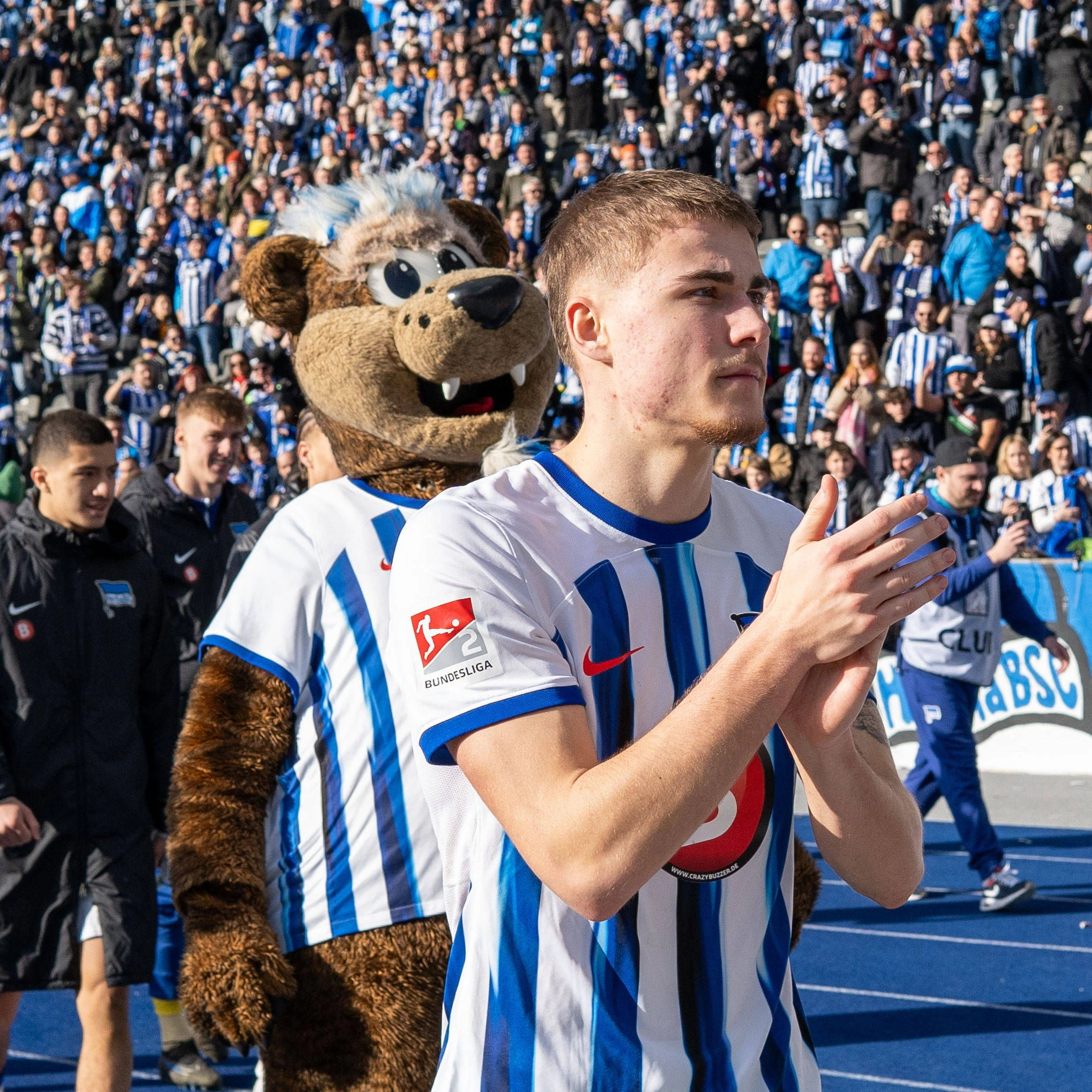 Marten Winkler feiert mit den Fans in der Ostkurve Herthas 5:2-Sieg gegen Schalke o4.