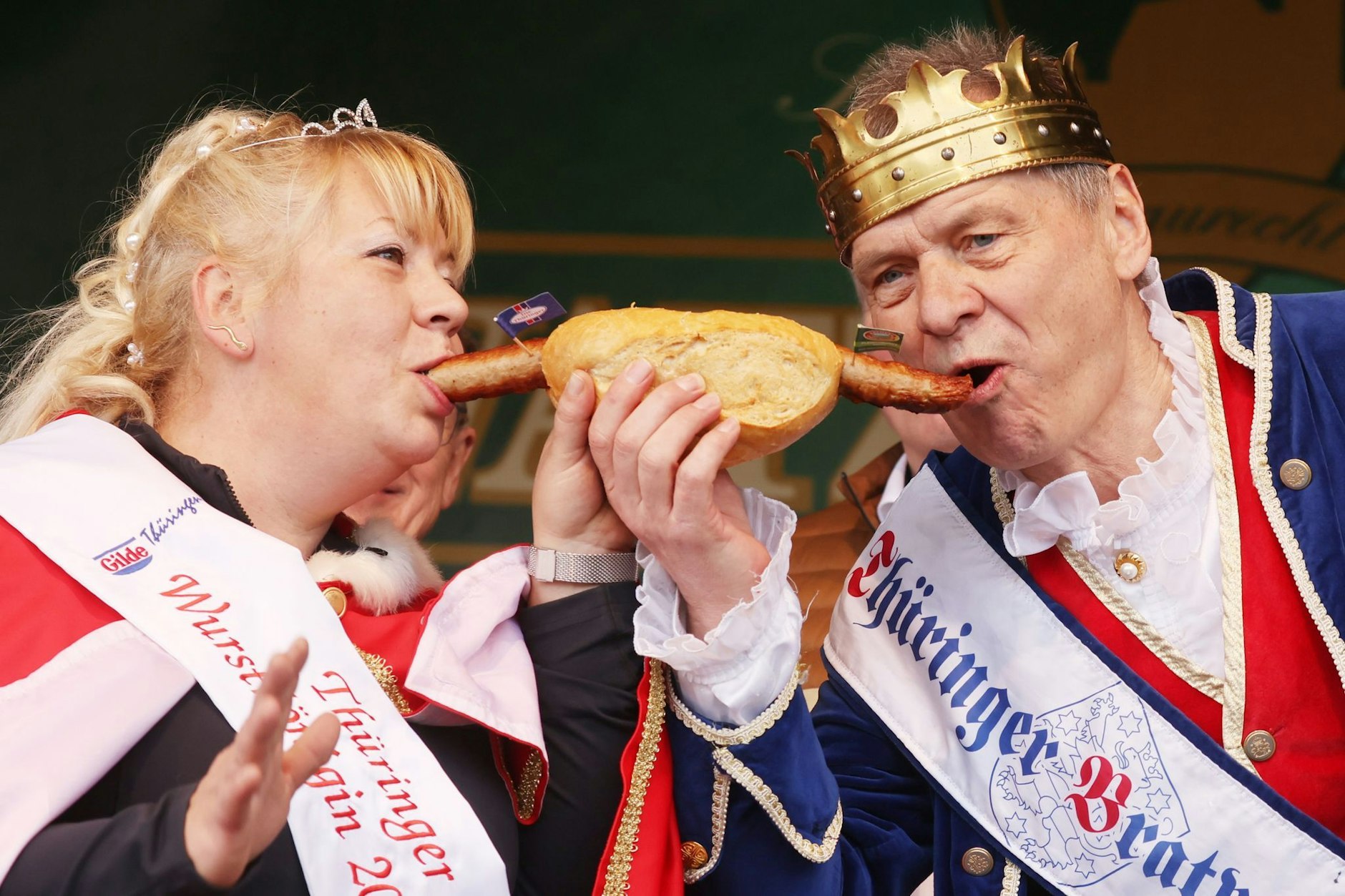 Ab jetzt geht's um die Wurst: Wurstkönigin Silvia und Bratwurstkönig Norbert der Erste eröffnen die diesjährige Bratwurstsaison. Nun können die elf Sorten der Rostbratwurst auf dem Festival «Rostkultur» in Erfurt probiert werden.  