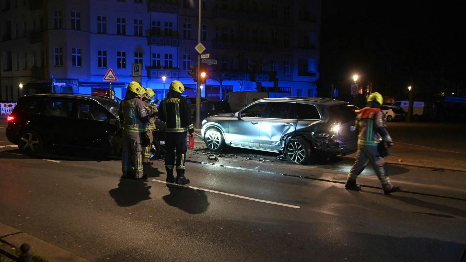 In der Seestraße krachte ein SUV in ein geparktes Auto.