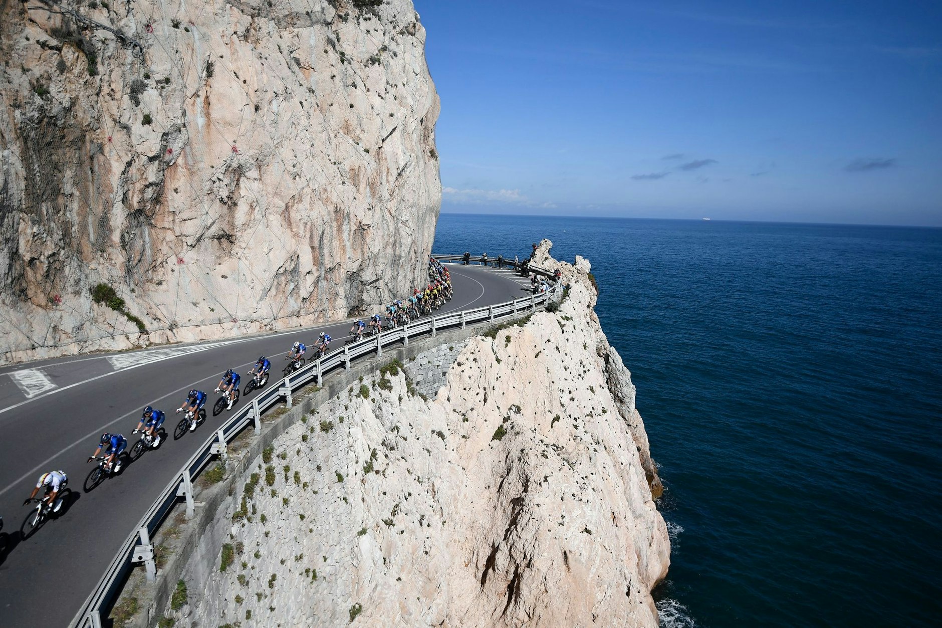 dpatopbilder - Durch schnittige Kurven und über starke Steigungen hinweg führen die 288 Kilometer der UCI World Tour Milano-Sanremo, eines der wichtigsten Eintagesrennen des Radsports. Das Ziel erreichte der Belgier Jasper Philipsen als Erster.  