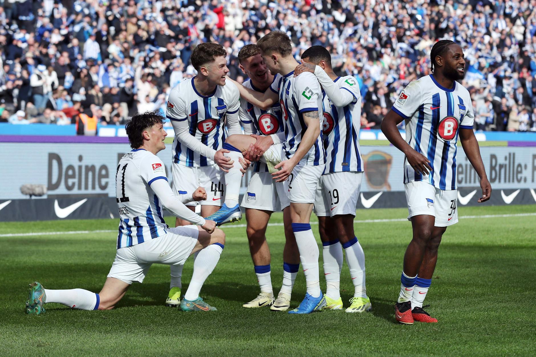 Ein Schuh wird bejubelt! Doppeltorschütze Marten Winkler zeigt seine blauen Töppen und seine Mitspieler staunen nur. 