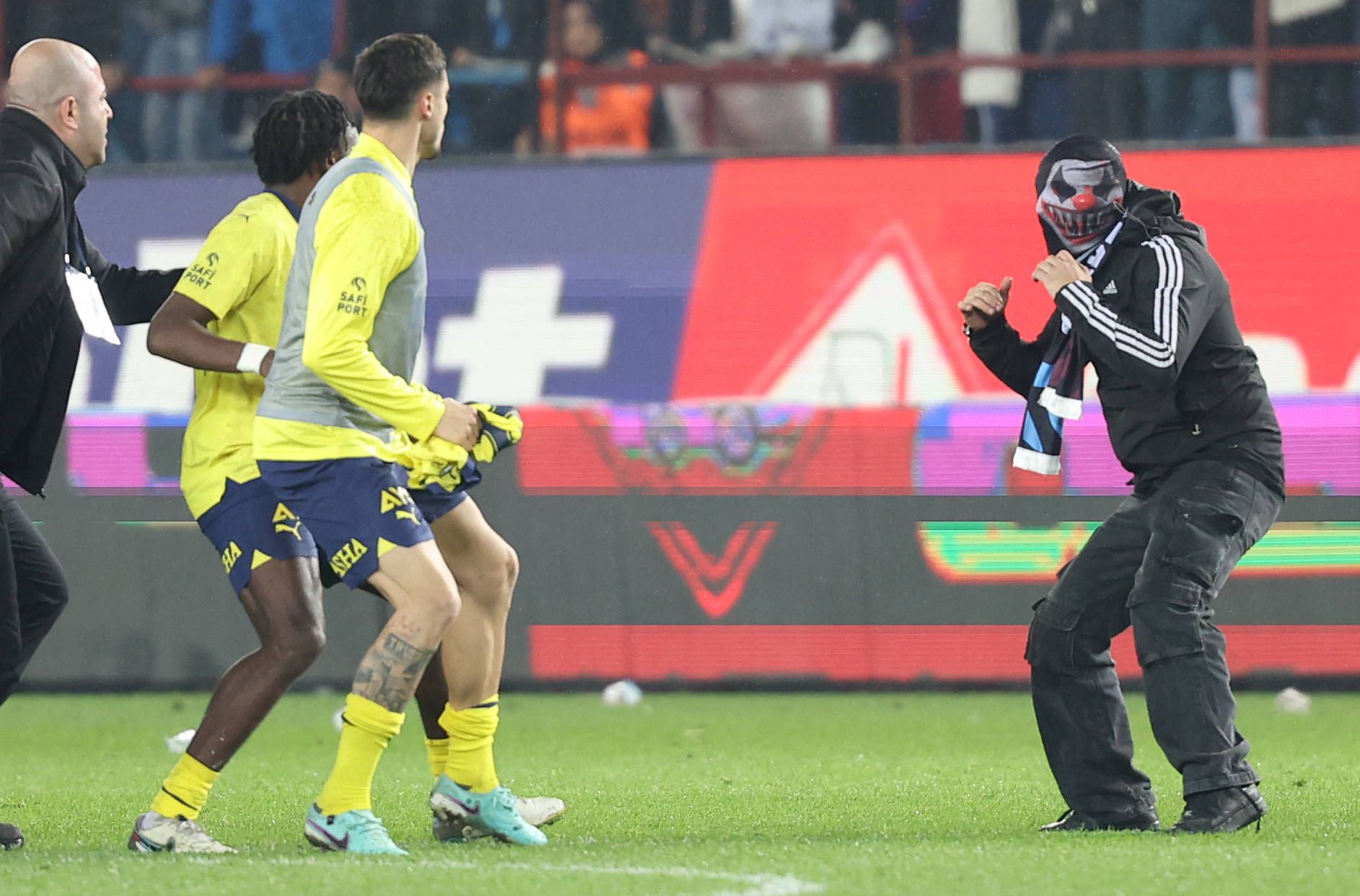 Image - Brutale Gewalt in der Türkei: Fans prügeln Spieler, Spieler prügeln Fans!