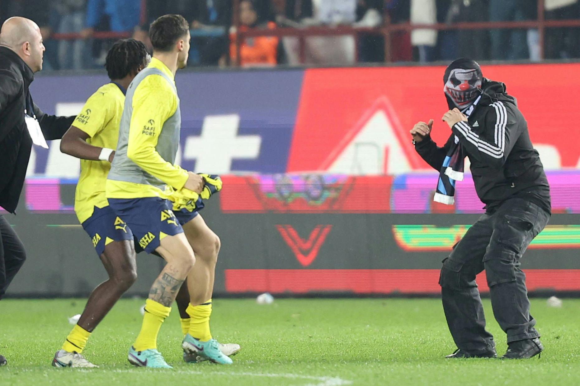 Unglaubliche Szenen beim Spiel Trabzonspor gegen Fenerbahce: Fans stürmen den Rasen, attackieren Spieler, die sich wehren und um ihr Leben rennen. 