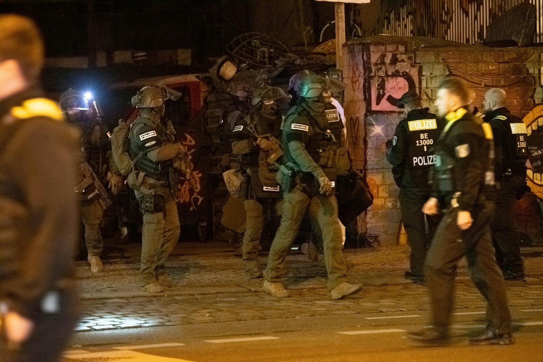 Die Polizei durchsucht bei der RAF-Fahndung ein Bauwagengelände in Berlin