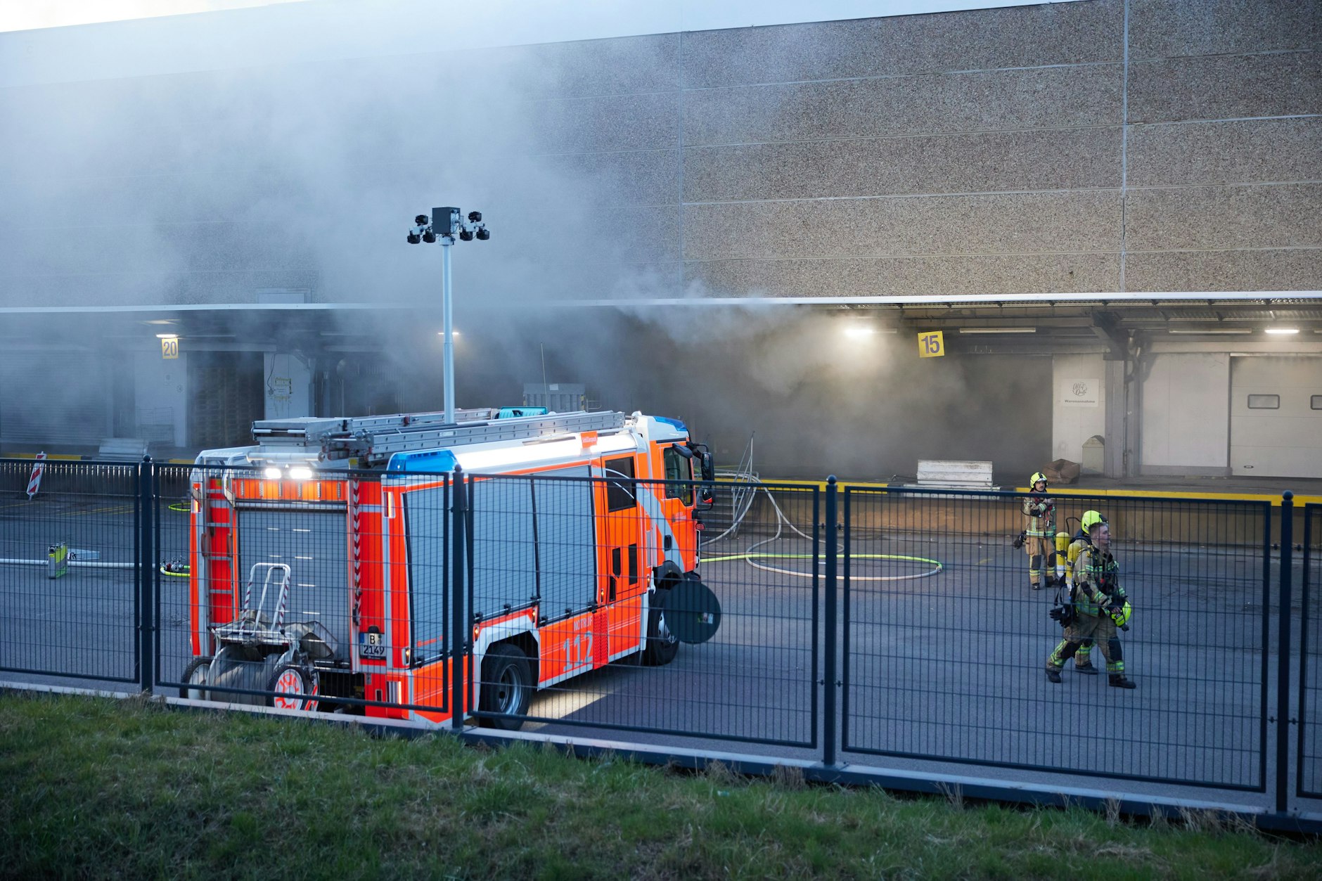 Feuerwehrleute bei einem Brand in einer Lagerhalle in Wittenau.