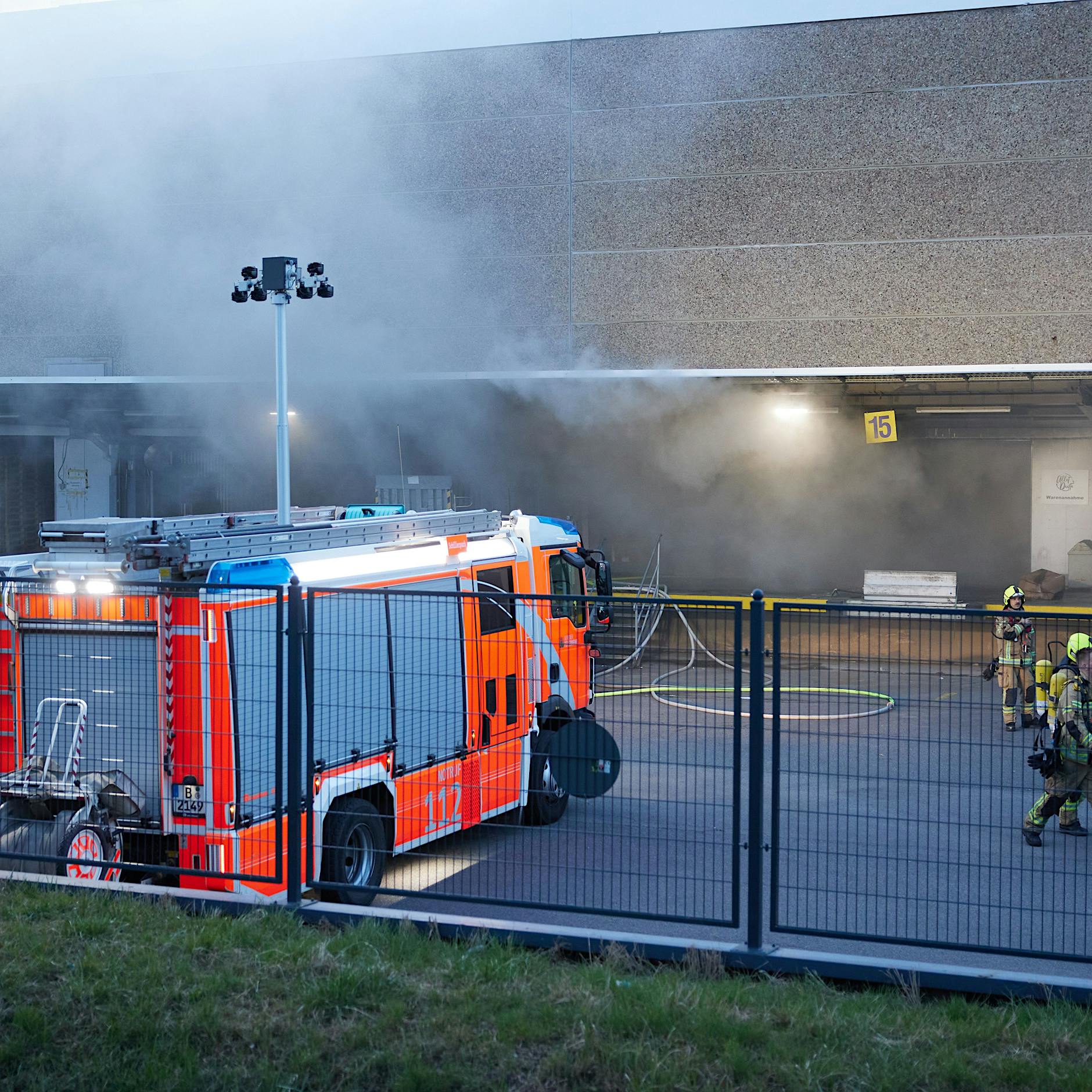 Wittenau: Lagerhalle nach Brand einsturzgefährdet