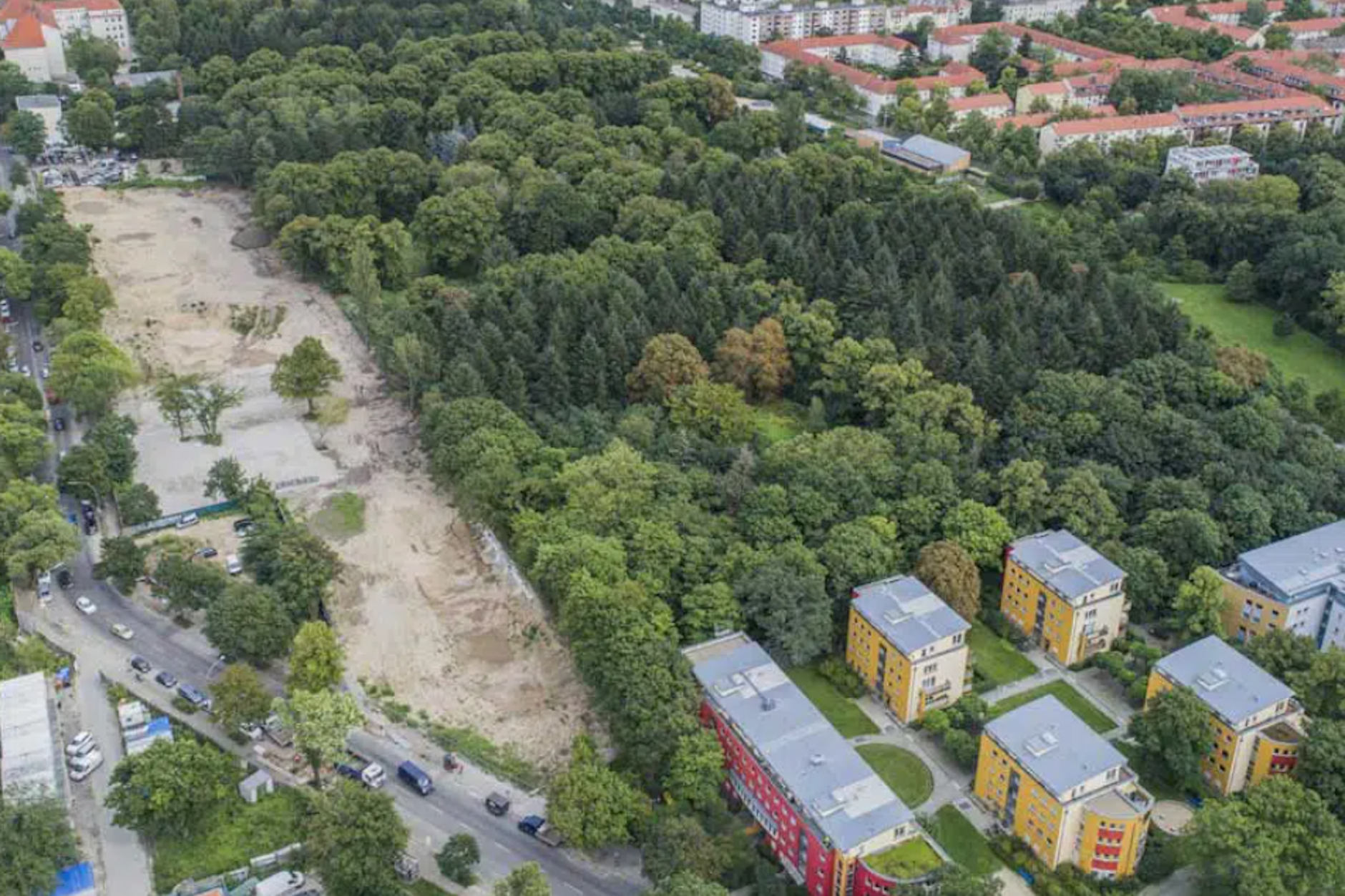 Der Emmaus-Kirchhof in Berlin-Neukölln soll für neue Eigentumswohnungen abgeholzt werden.