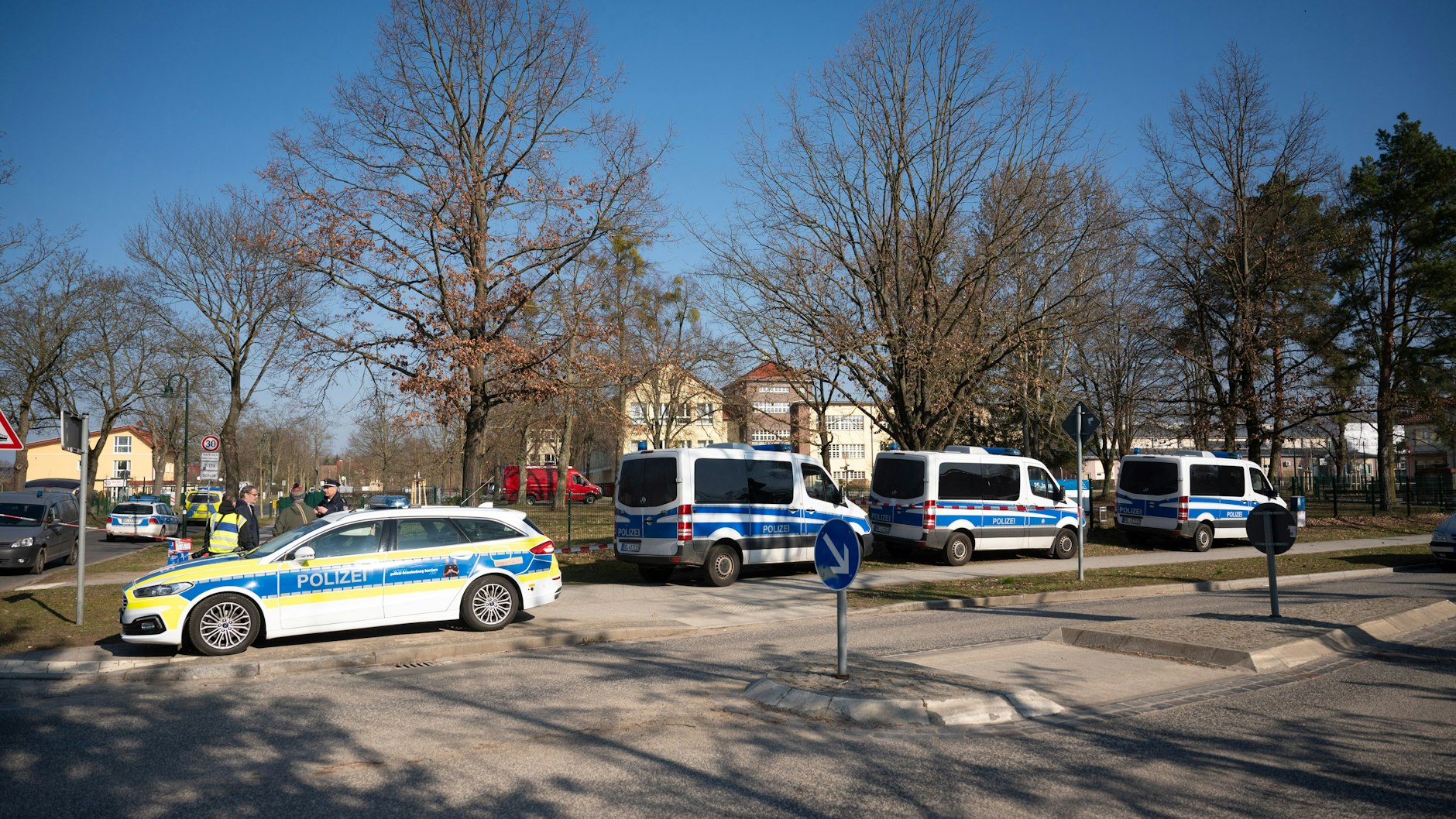 Polizeiautos stehen Anfang März 2024 vor einer Schule. In der Schule wurde ein 22 Jahre alter Mann festgenommen, der ein Messer und eine Schusswaffe bei sich gehabt hat. Der Mann wurde festgenommen.