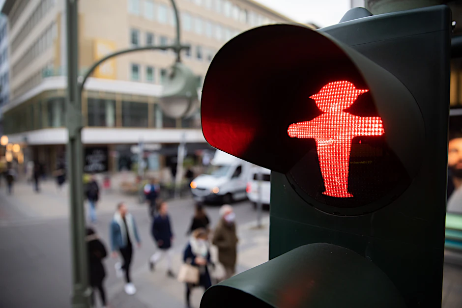 Eine ganz normale Berliner Fußgängerampel an der Tauentzienstraße. Bald soll eine neue Zeitanzeige dazukommen.