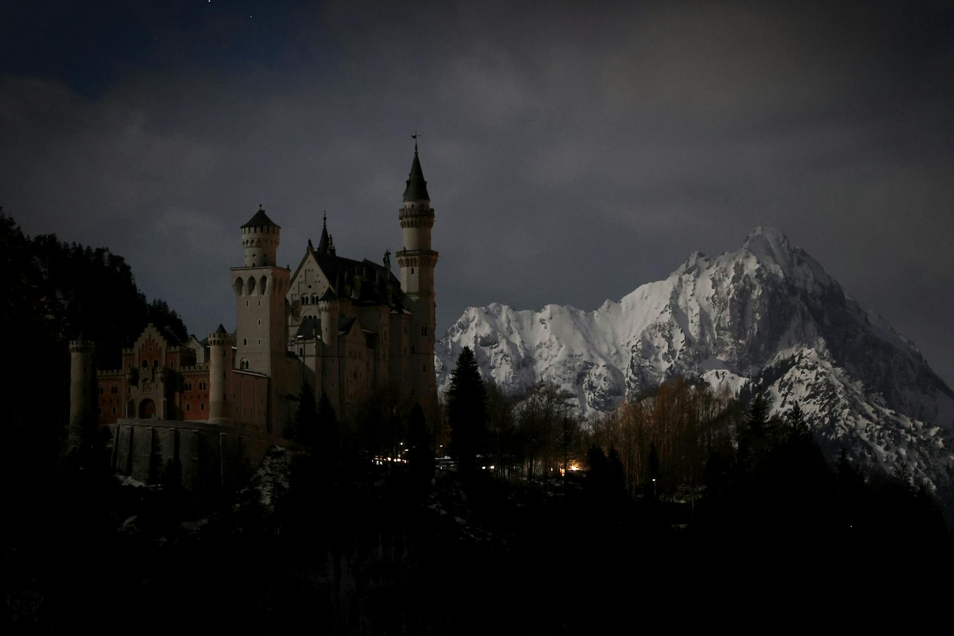 Rund um die Welt wird am Samstag in Wohnungen und an berühmten Bauwerken für eine Stunde das Licht ausgeschaltet – zum Beispiel auch am Schloss Neuschwanstein.