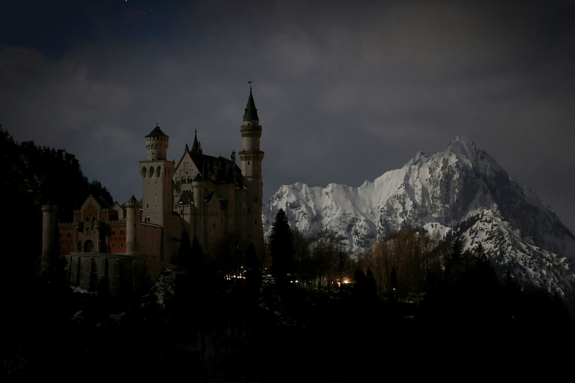 Rund um die Welt wird am Samstag in Wohnungen und an berühmten Bauwerken für eine Stunde das Licht ausgeschaltet&nbsp;– zum Beispiel auch am Schloss Neuschwanstein.