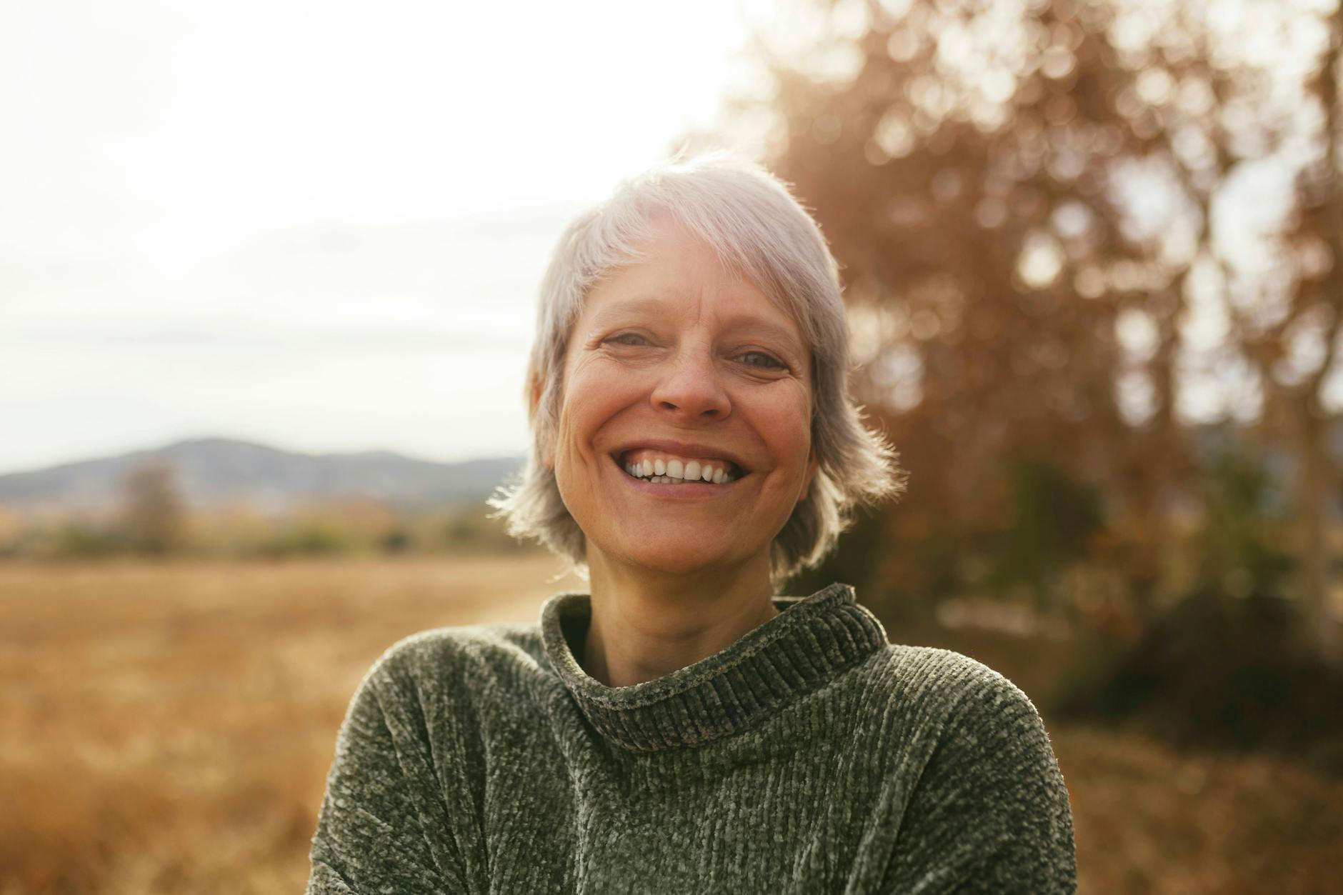 Wohlbefinden und Zufriedenheit lassen uns glücklich sein. Wie wir mit uns selbst umgehen, ist ein wichtiger Faktor fürs Glücksgefühl.