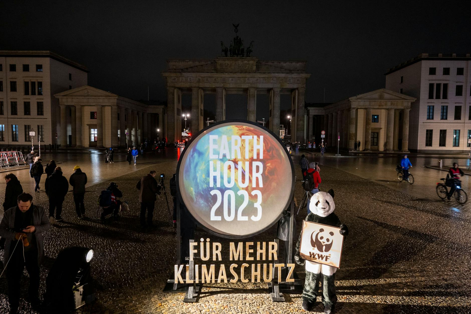 Licht aus am Brandenburger Tor! Die Beleuchtung wurde für die Aktion „Earth Hour 2023“ abgeschaltet, bis auf den Scheinwerfer.