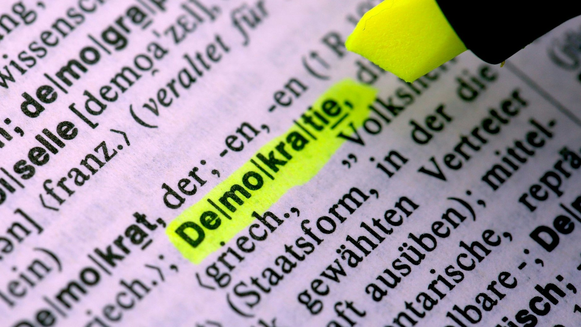 Die Demokratie gerät weltweit unter Druck. Federico Gambarini/dpa