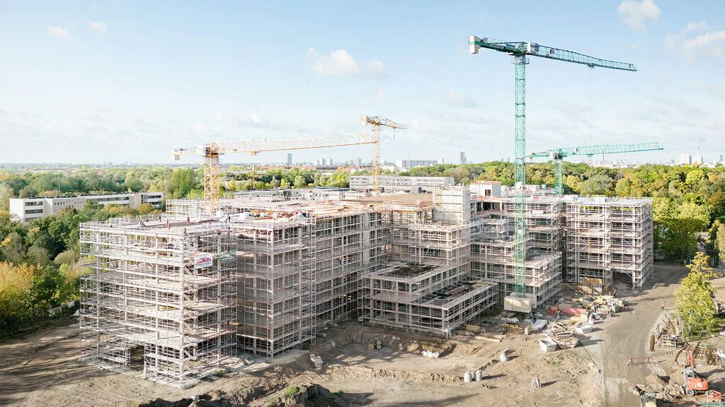 Der Rohbau des Schul-Neubaus in Lichtenberg an der Allee der Kosmonauten steht bereits seit längerem, im Sommer soll die Schule offiziell öffnen.