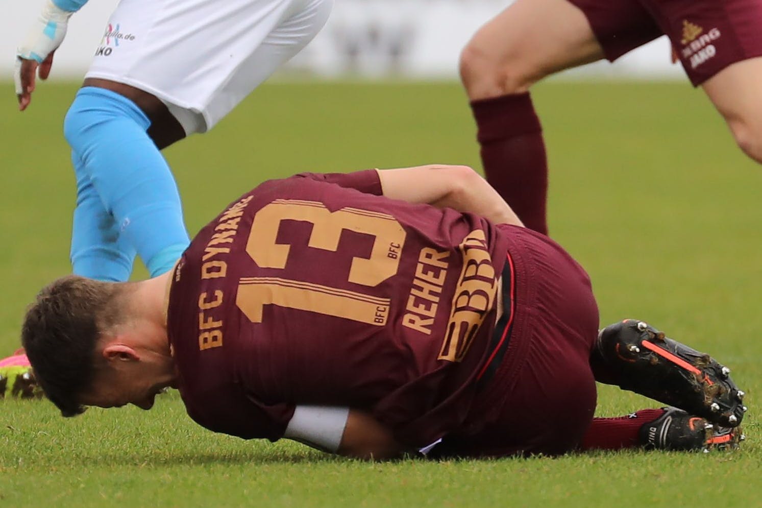 Das tut nicht nur dem Chris Reher selbst weh: Der Kapitän des BFC Dynamo verletzt sich im Spiel gegen den Chemnitzer FC.