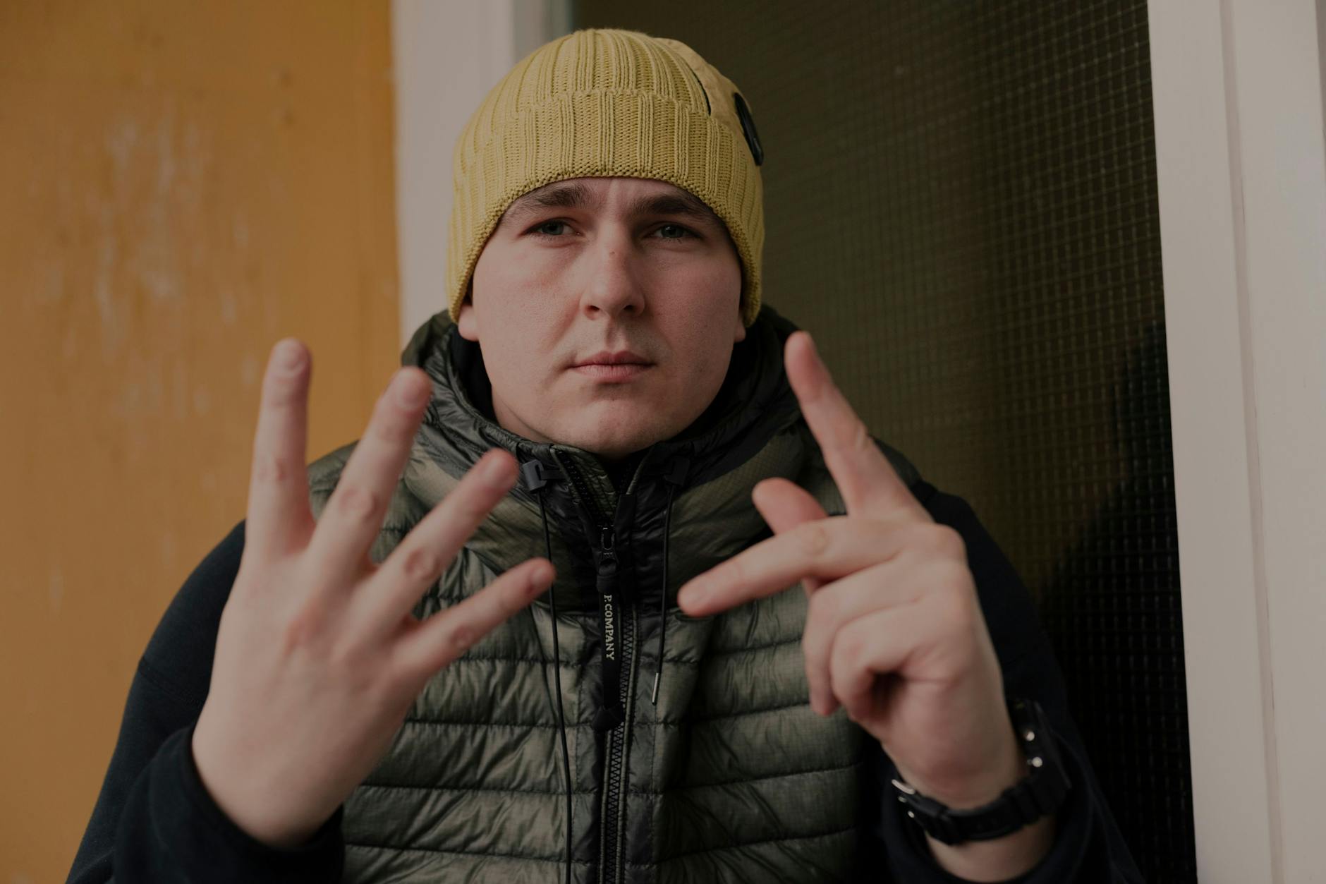 Luvres Handzeichen für die 4 und die 7: Die 47 bezieht sich auf die alte Postleitzahl von Gropiusstadt.