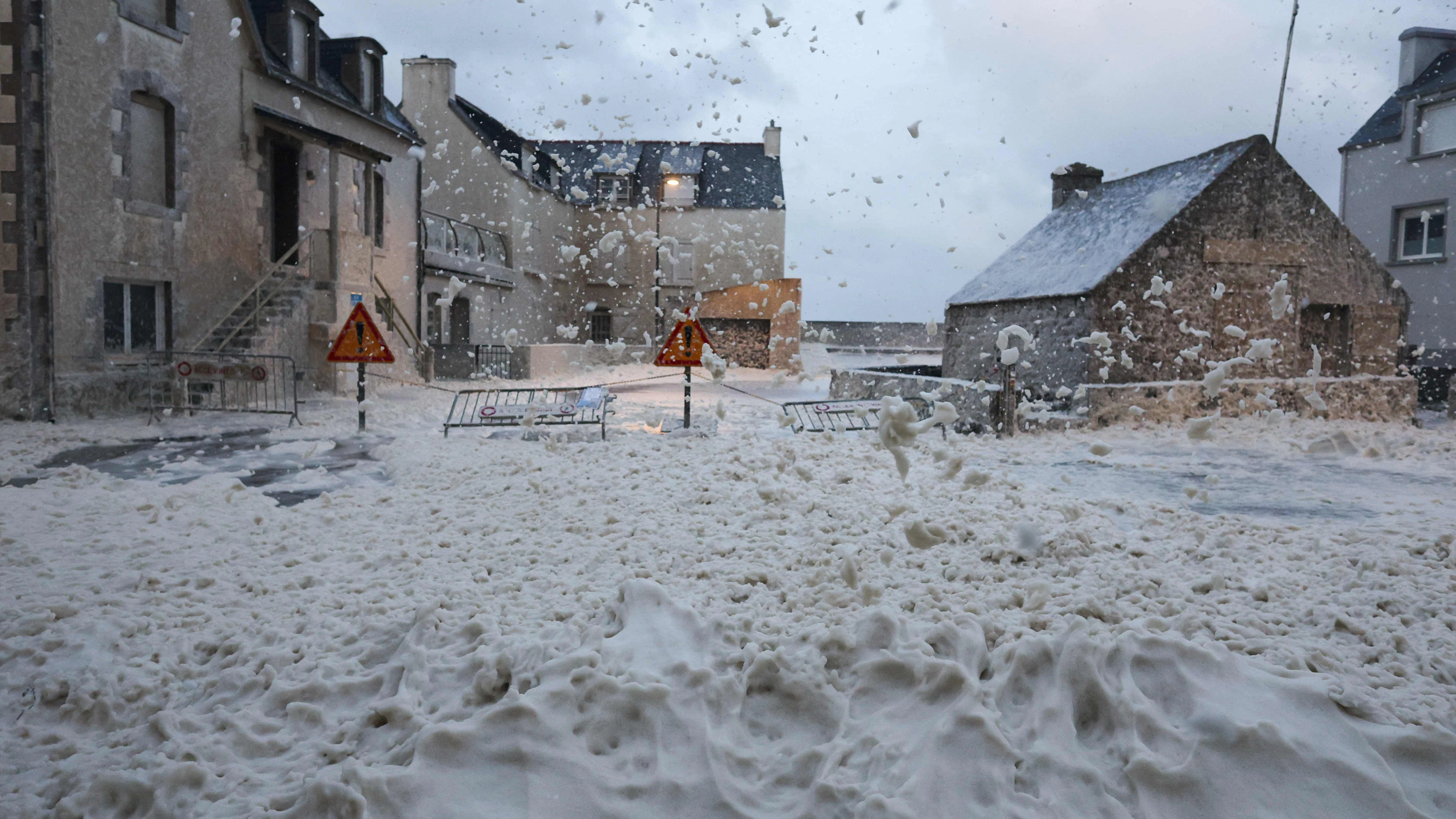 Schaum und Gischt fließen im November 2023 bei einem Unwetter über eine Straße im westfranzösischen Penmarc'h.&nbsp;
