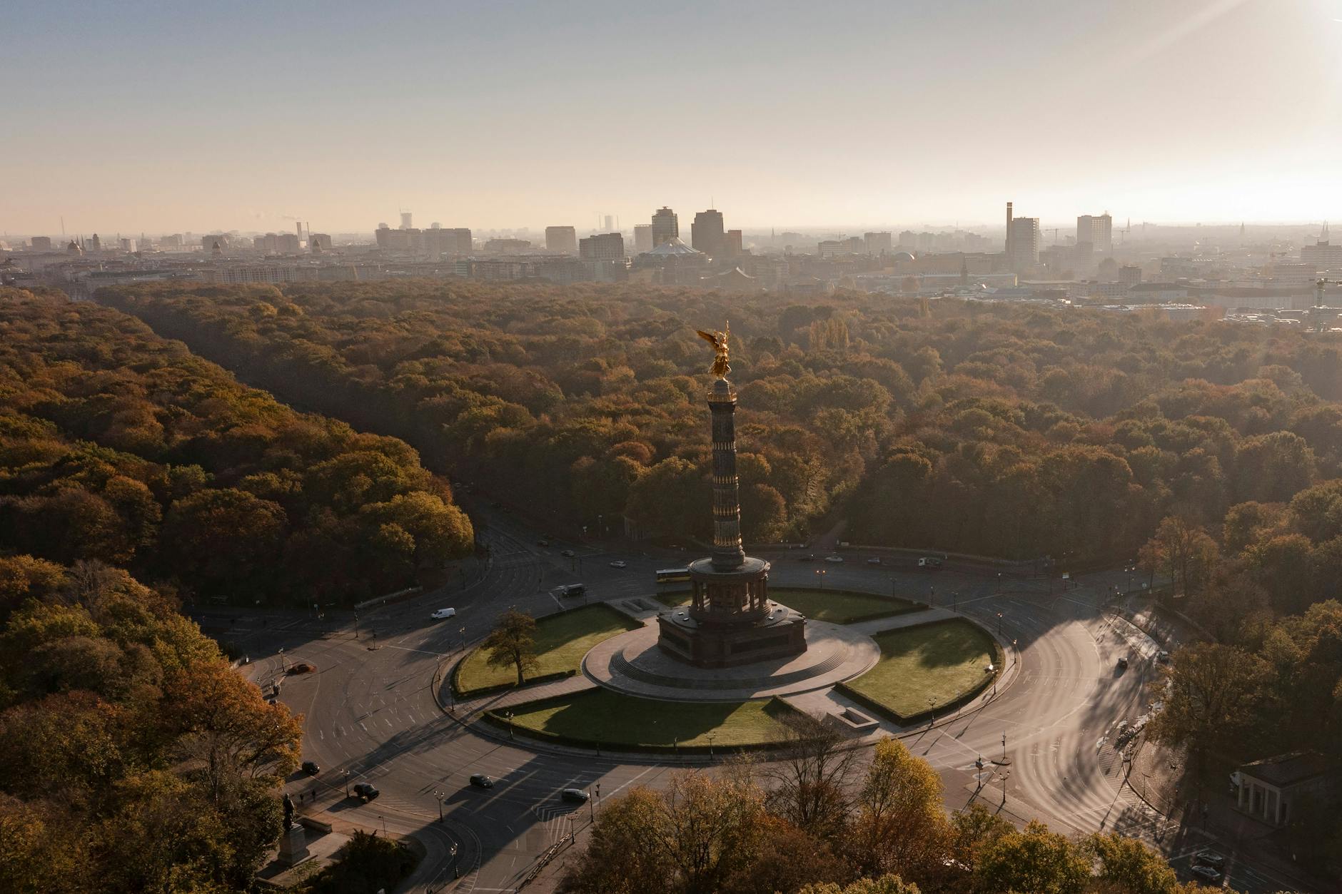 Die Siegessäule ist das überragende Bauwerk im Tiergarten. Anfang April werden um das Wahrzeichen kaum noch Autos fahren. Die Ampeln werden modernisiert, weshalb die Straße gesperrt wird. 