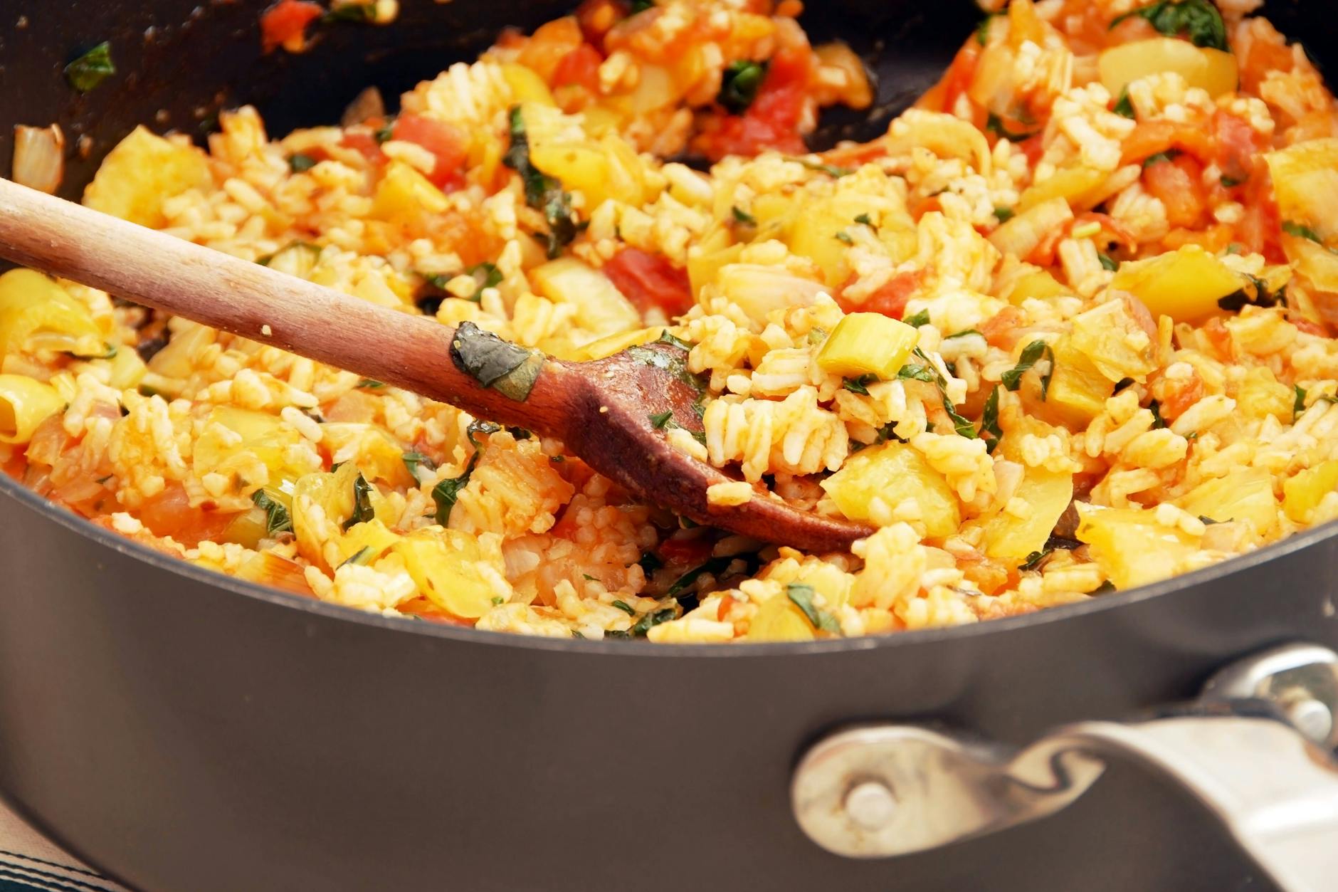 Das Rezept für Paprika-Reis-Pfanne wird mit würziger Cabanossi abgerundet.