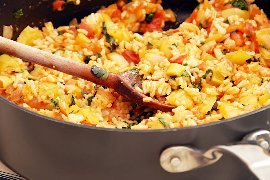Das Rezept für Paprika-Reis-Pfanne wird mit würziger Cabanossi abgerundet.